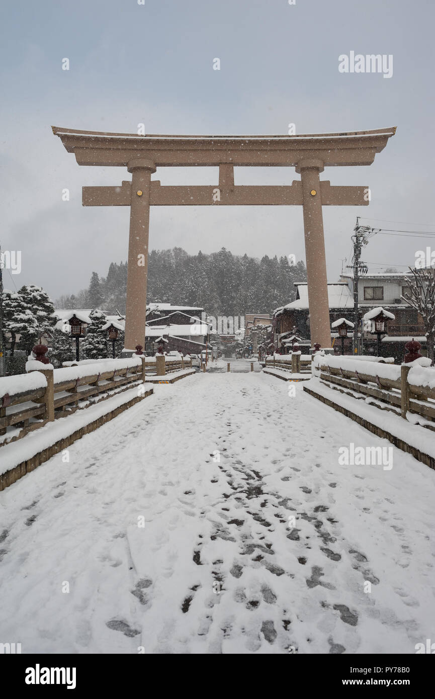 27.12.2017, Takayama, Gifu, Giappone, Asia - Una vista della Miyamae Bashi Bridge con il grande Torii gate ad un lato. Foto Stock