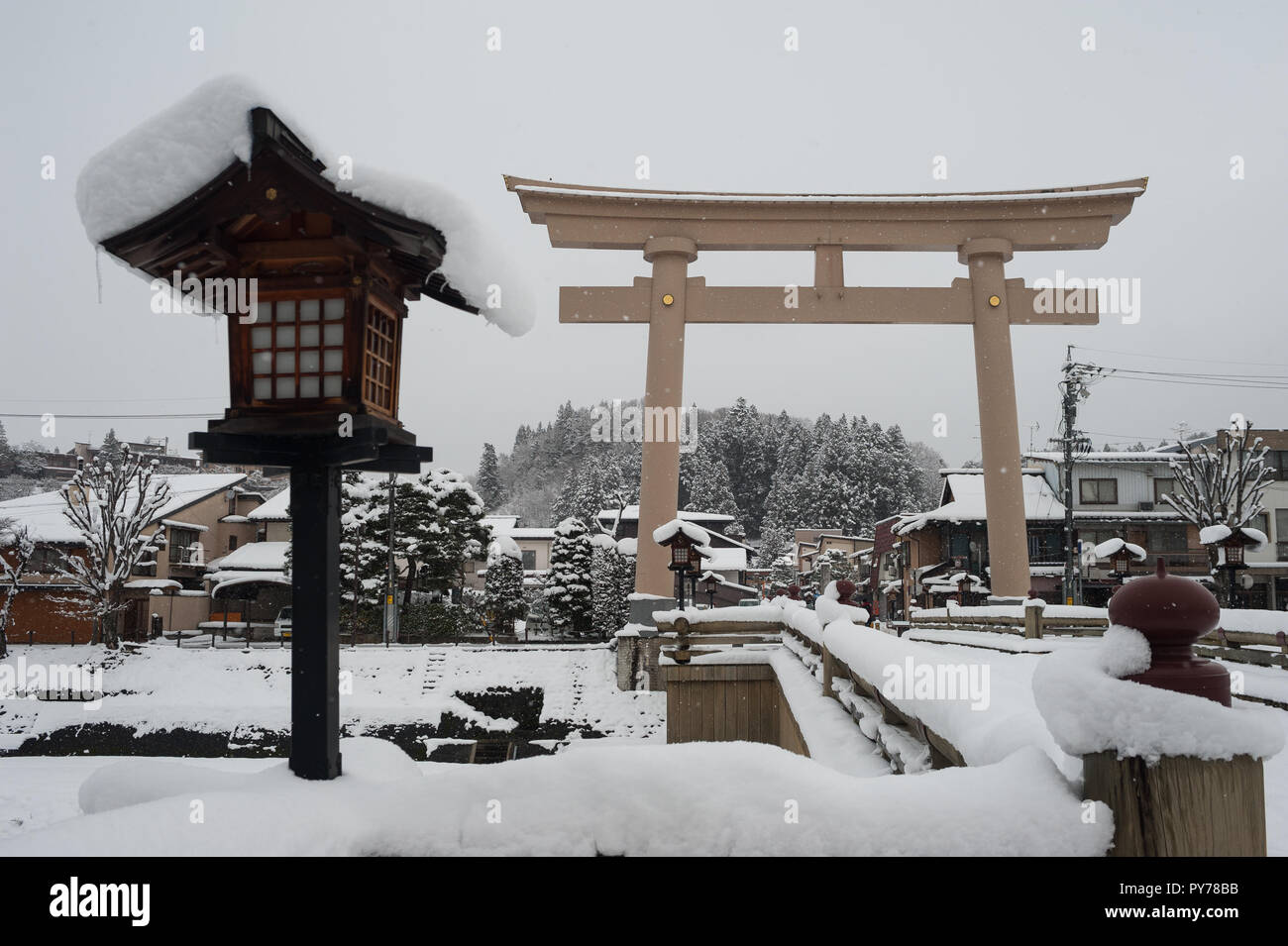 28.12.2017, Takayama, Gifu, Giappone, Asia - Una vista della Miyamae Bashi Bridge con il grande Torii gate ad un lato. Foto Stock