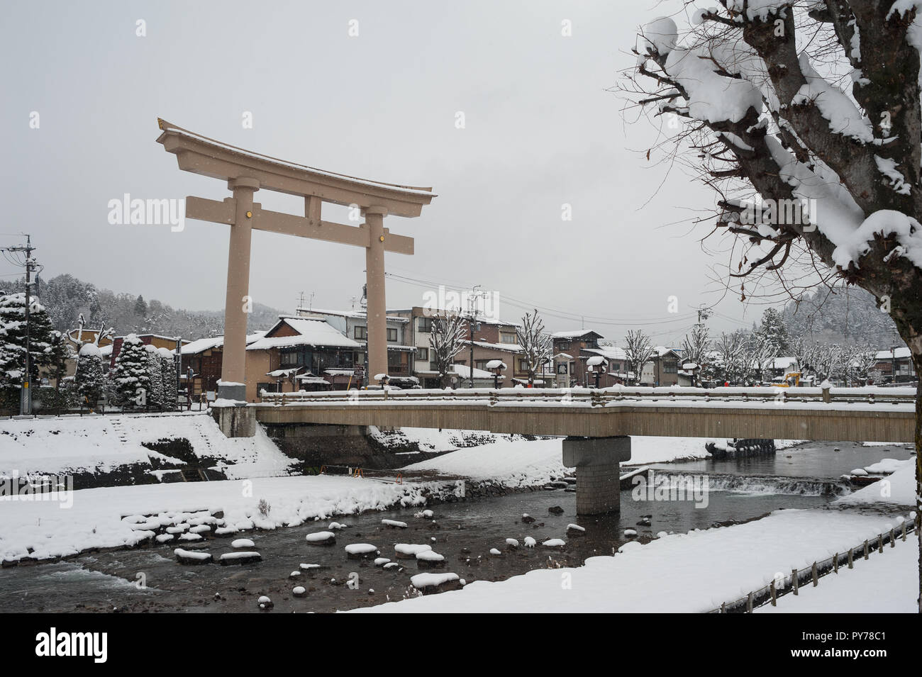28.12.2017, Takayama, Gifu, Giappone, Asia - Una vista della Miyamae Bashi Bridge con il grande Torii gate ad un lato. Foto Stock