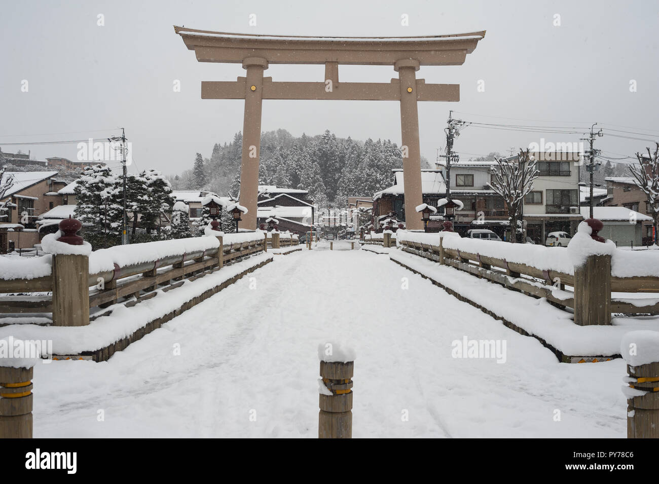 28.12.2017, Takayama, Gifu, Giappone, Asia - Una vista della Miyamae Bashi Bridge con il grande Torii gate ad un lato. Foto Stock