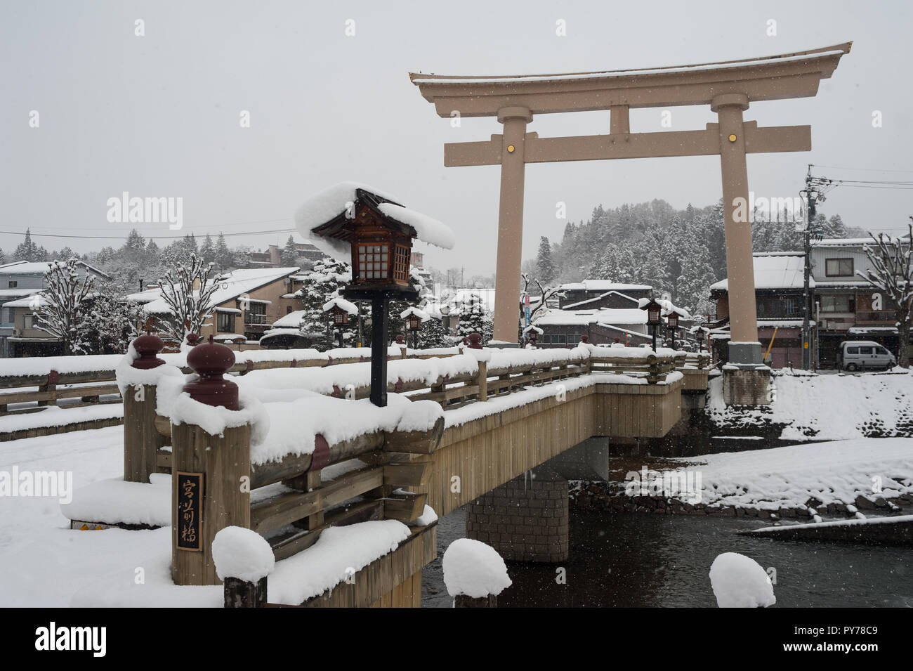 28.12.2017, Takayama, Gifu, Giappone, Asia - Una vista della Miyamae Bashi Bridge con il grande Torii gate ad un lato. Foto Stock