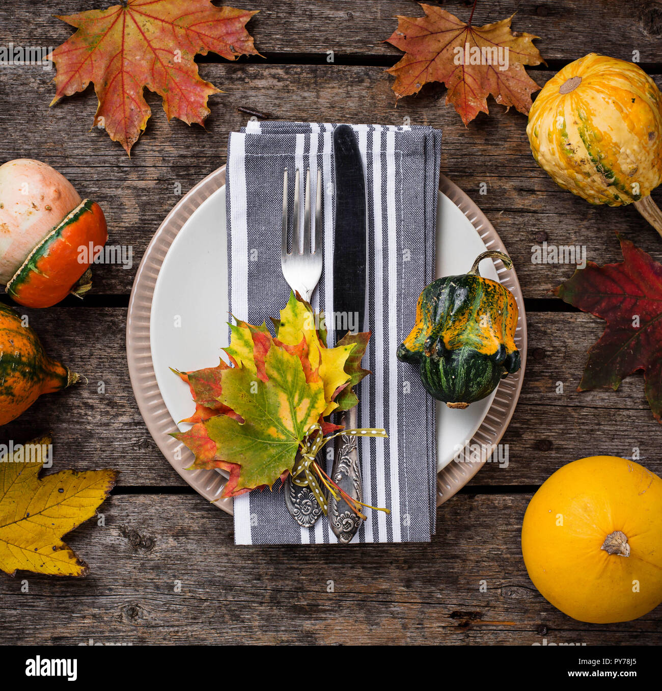 Autunno messa in tavola con foglie colorate Foto Stock