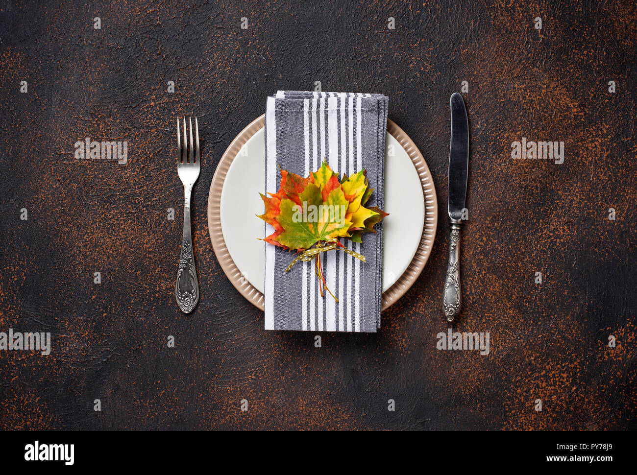 Autunno messa in tavola con foglie colorate Foto Stock