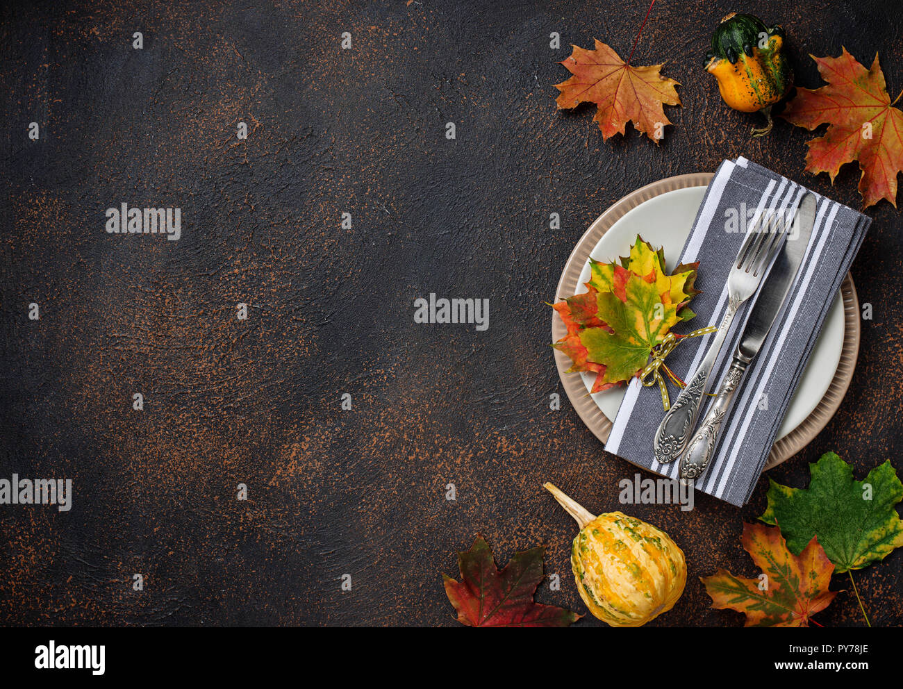 Autunno messa in tavola con foglie colorate Foto Stock