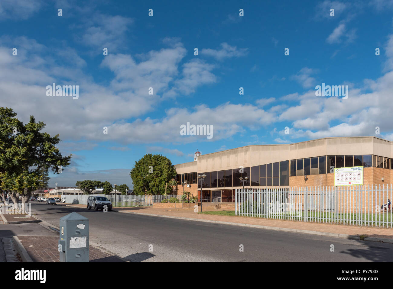 GOODWOOD, SUD AFRICA, 14 agosto 2018: una scena di strada con la City Hall di Goodwood nella provincia del Capo occidentale Foto Stock