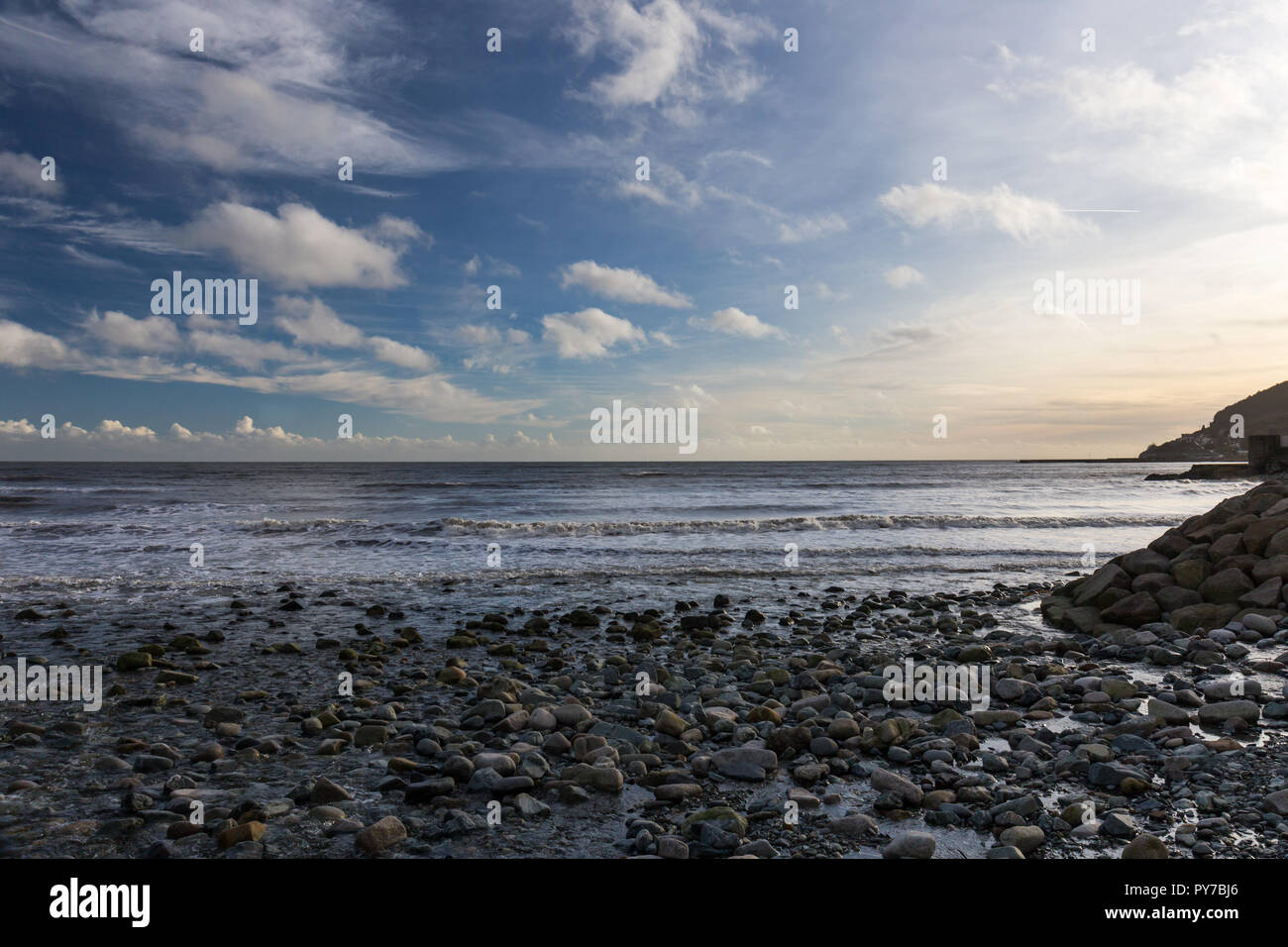 Bella serata al litorale roccioso a Newcastle, County Down, N.Irlanda. Foto Stock