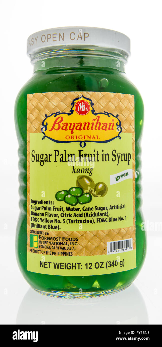 Winneconne, WI - 7 Ottobre 2018: una bottiglia di Bayaninihan originale palm zucchero frutta sciroppata isolato su un background. Foto Stock