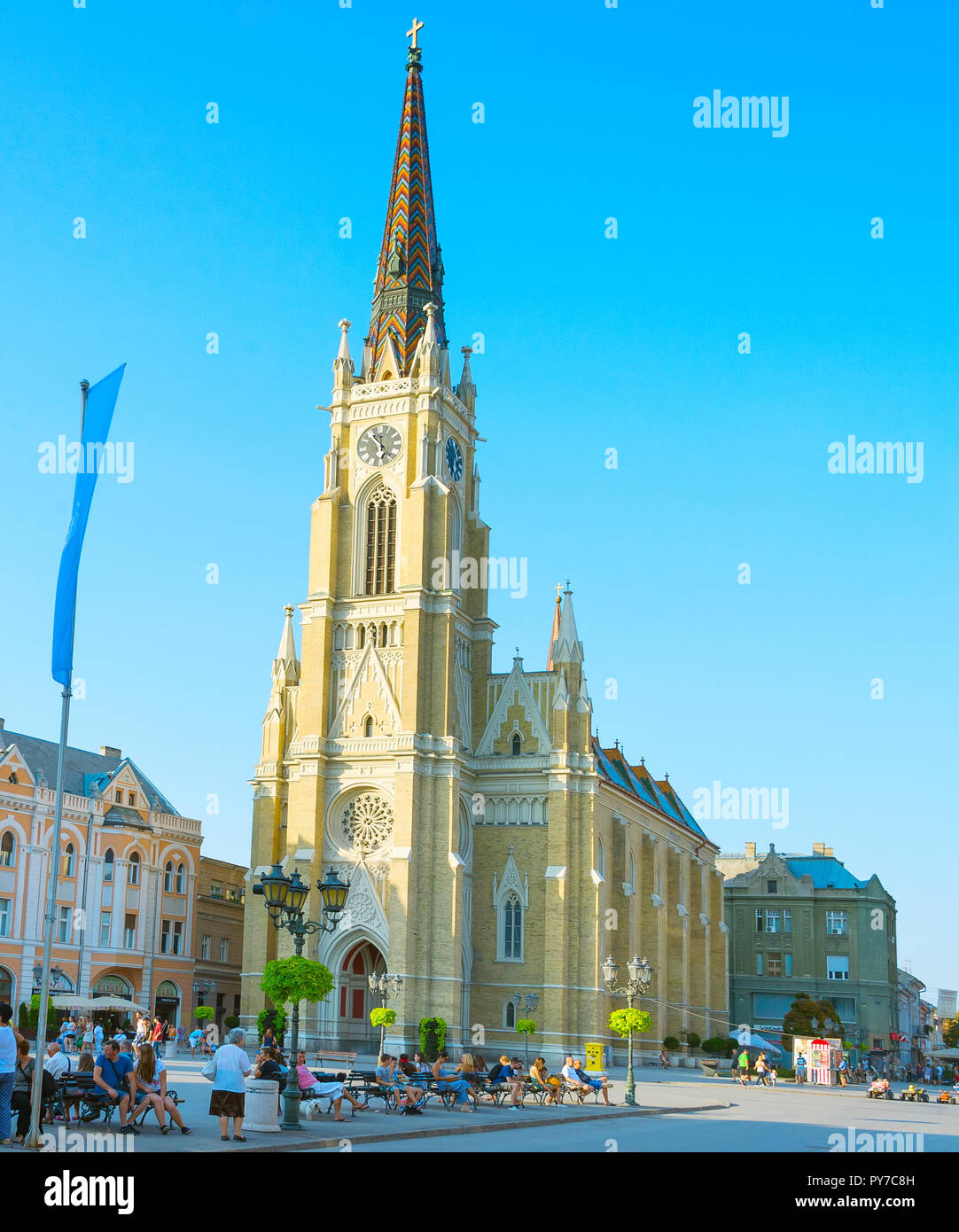 NOVI SAD SERBIA - Agosto 26, 2017: persone presso la Piazza della Libertà. Novi Sad è la seconda città più grande della Serbia. Foto Stock