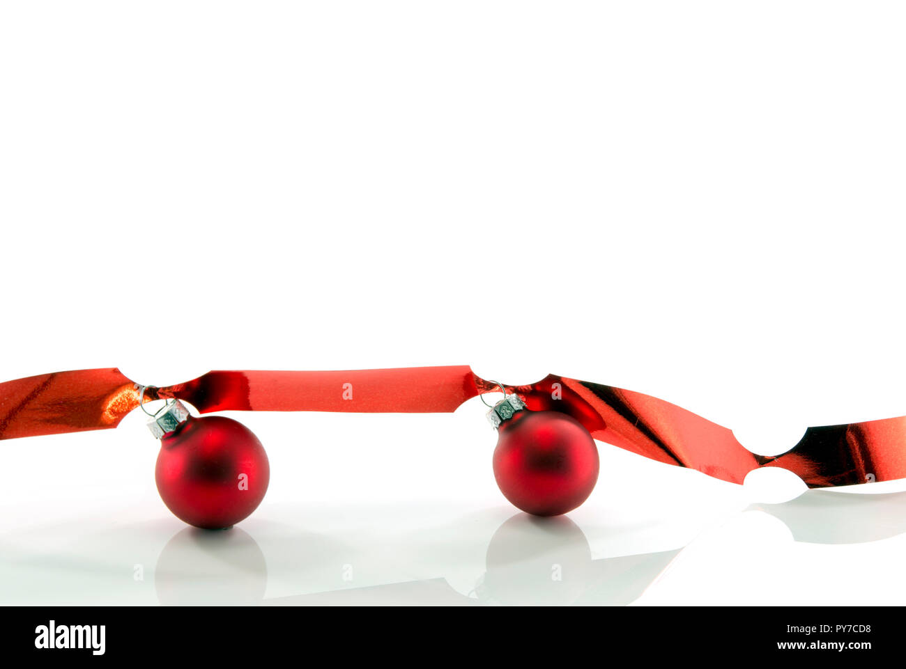 Rosso palle di Natale su sfondo bianco Foto Stock