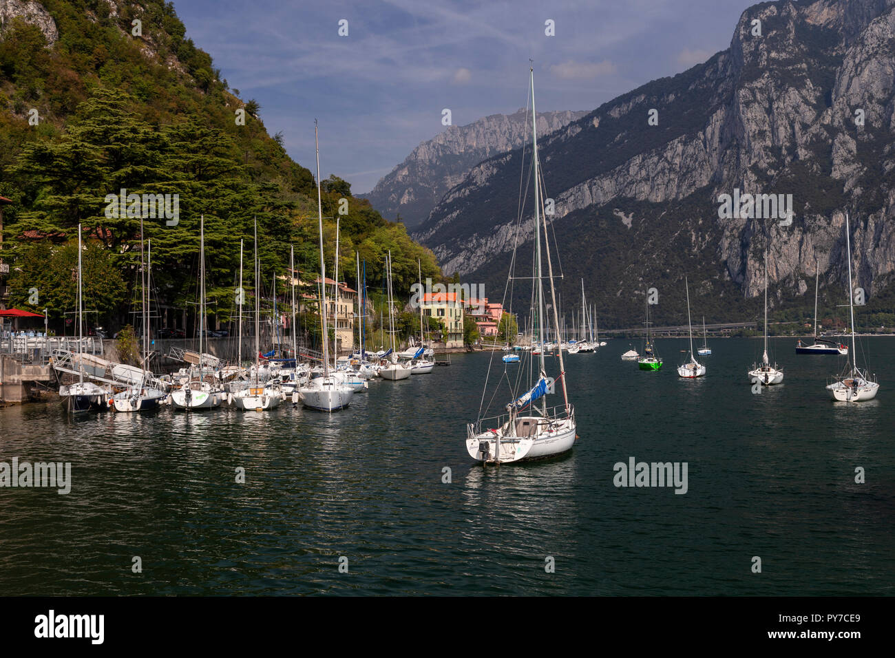 Barche a Valmedrera porto sul Lago di Como, Italia, con montagne Foto Stock