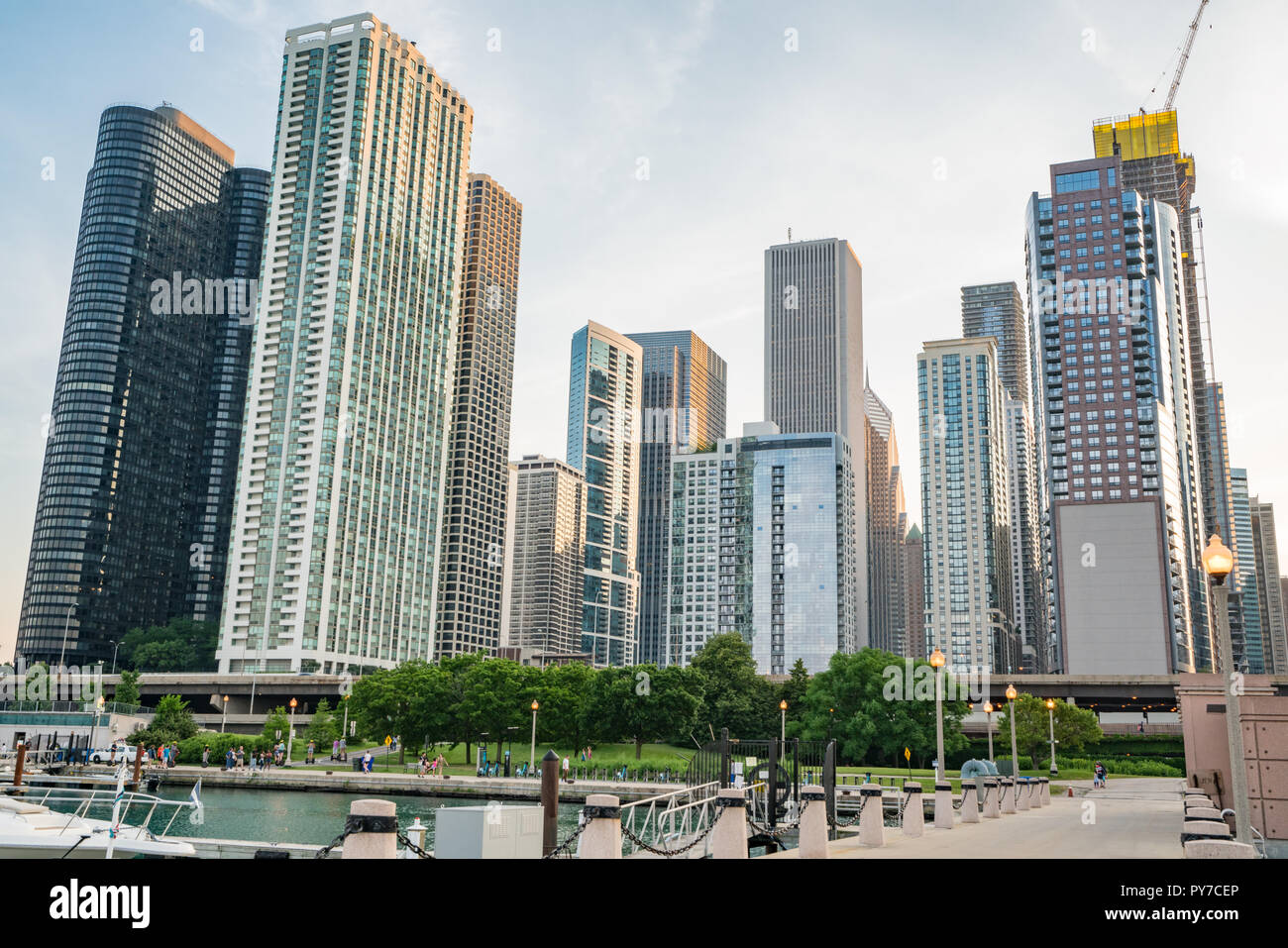 CHICAGO, IL - Luglio 12, 2018: Downtown Chicago lungo il lago Michigan DuSable vicino porto. Foto Stock