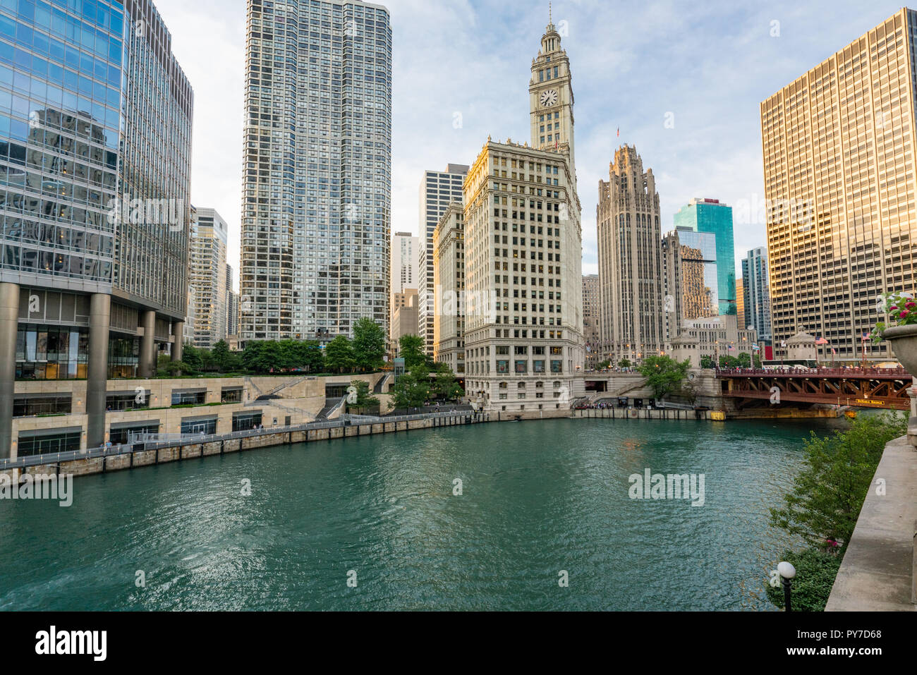 Downtown Chicago lungo il fiume Chicago vicino a Michigan Avenue. Foto Stock