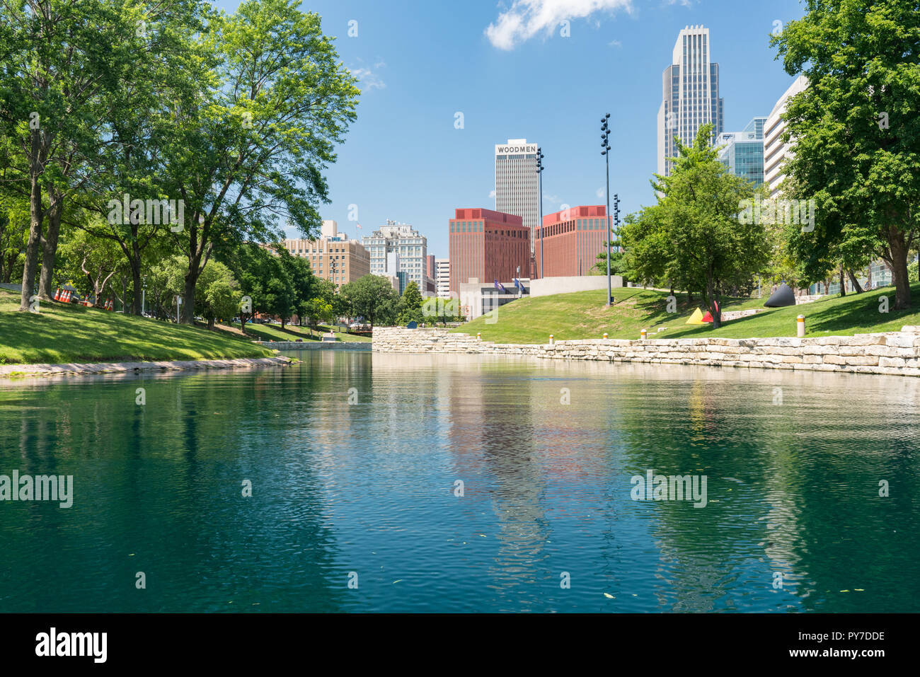 Skyline della città nel centro cittadino di Omaha, Nebraska lungo il gene Leahy Mall Foto Stock