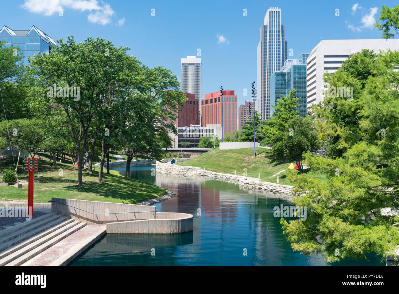 Skyline della città nel centro cittadino di Omaha, Nebraska lungo il gene Leahy Mall Foto Stock