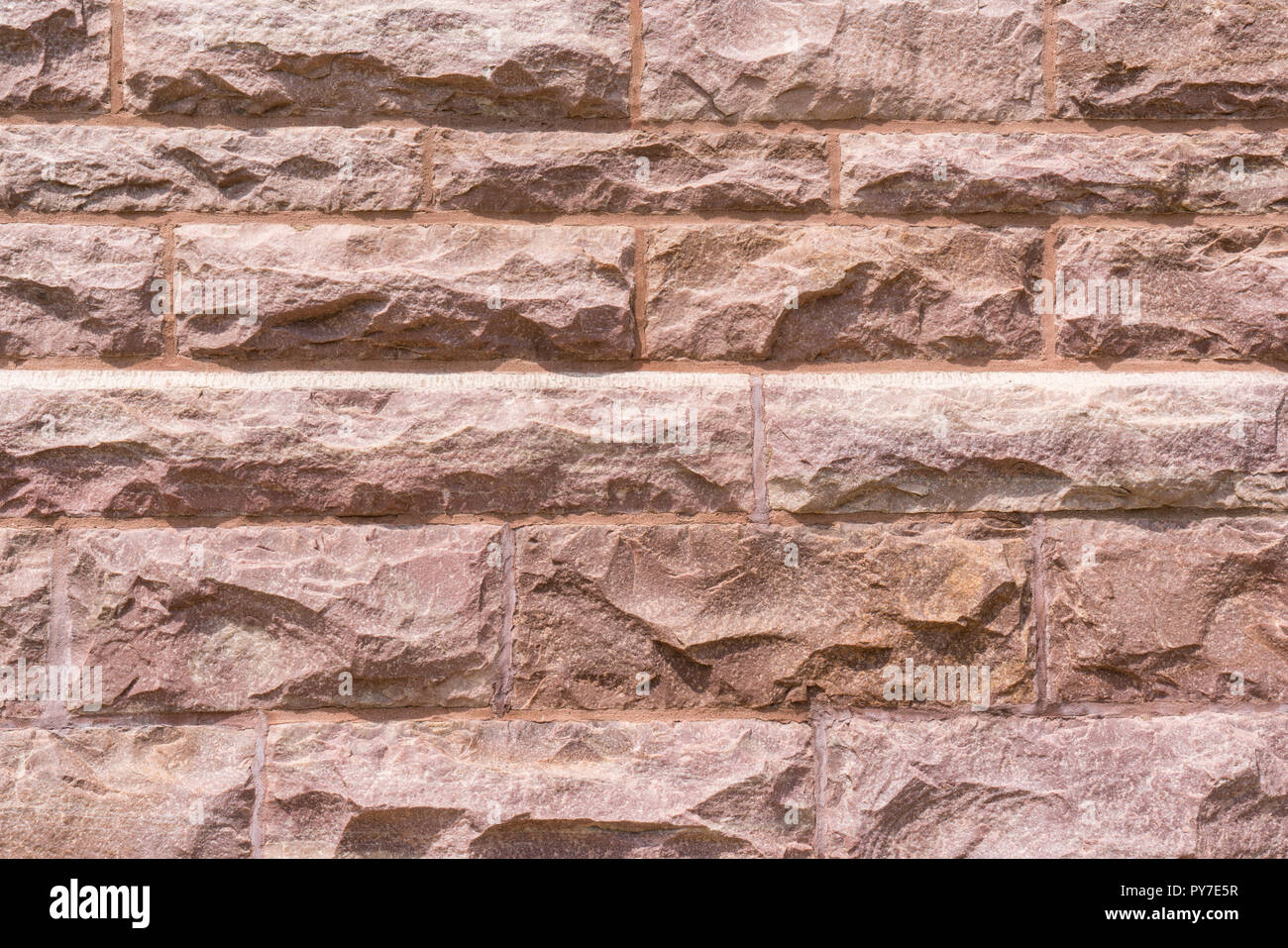Il blocco di granito sullo sfondo della parete sulla facciata di edificio Foto Stock