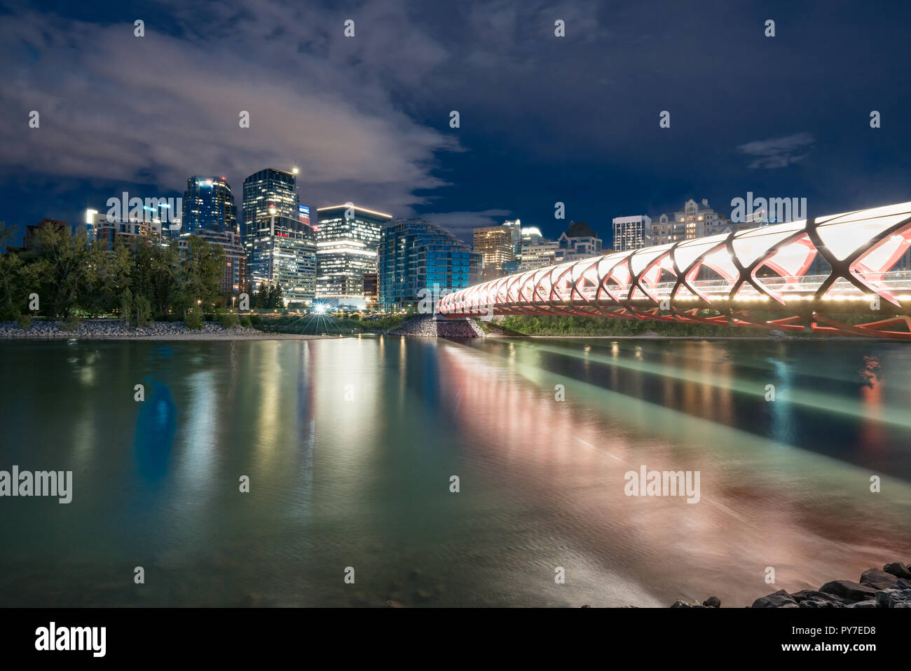 Skyline della città di Calgary, Alberta, Canada lungo il Fiume Bow con ponte di pace Foto Stock