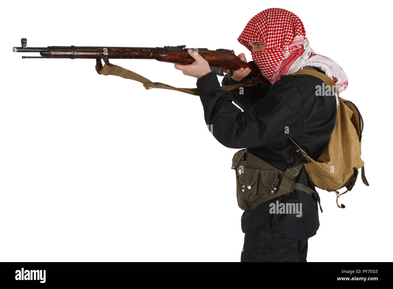 Esercito Ribelle soldato in uniforme di colore nero con rosso kufiya holding vecchio single shot, fucile bolt action. Isolato su bianco Foto Stock