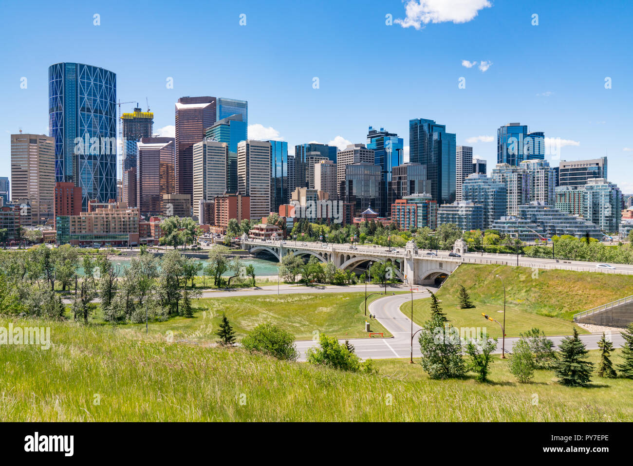 Skyline della città di Calgary, Alberta, Canada lungo il Fiume Bow Foto Stock