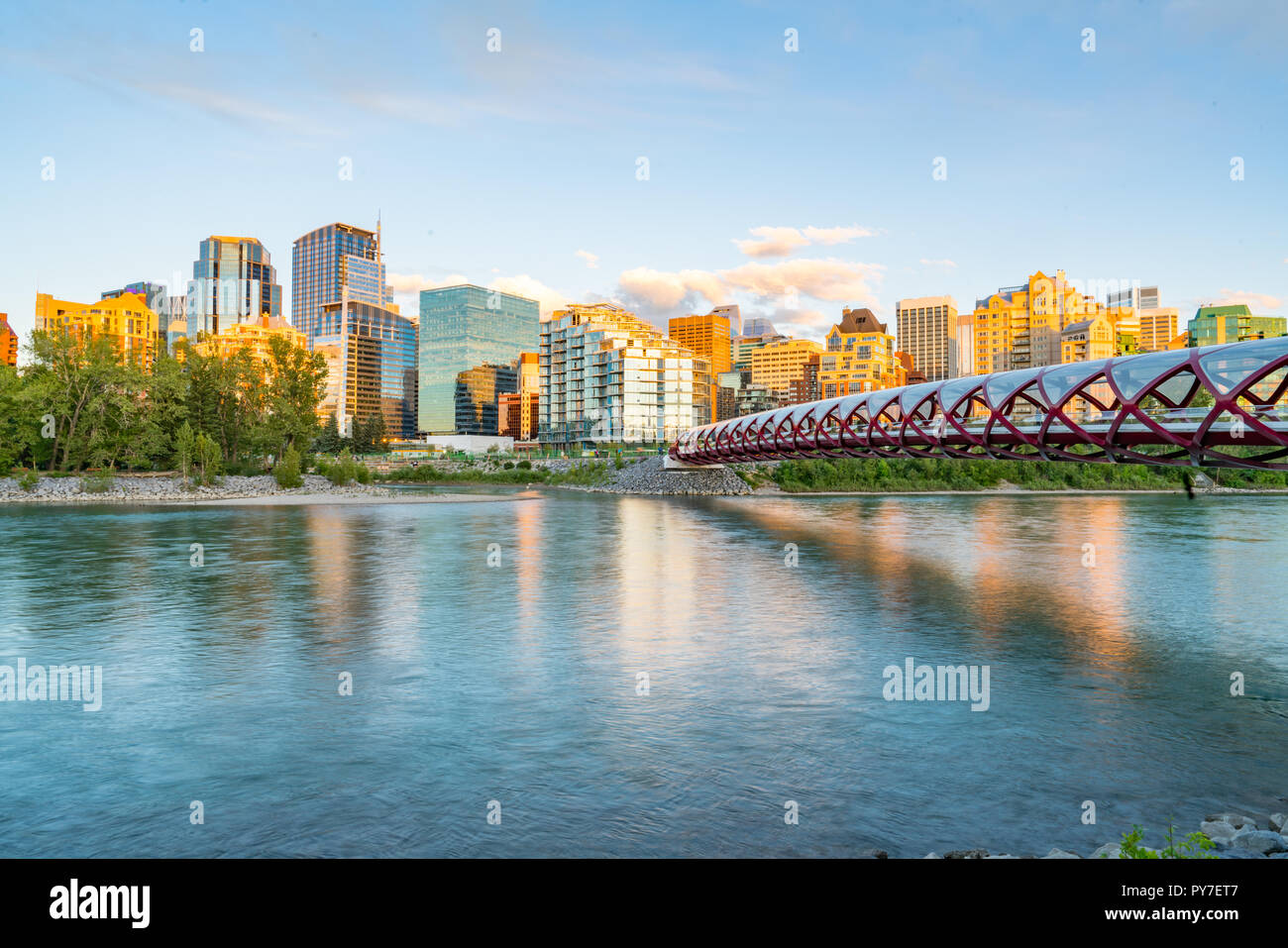 Skyline della città di Calgary, Alberta, Canada lungo il Fiume Bow con ponte di pace Foto Stock
