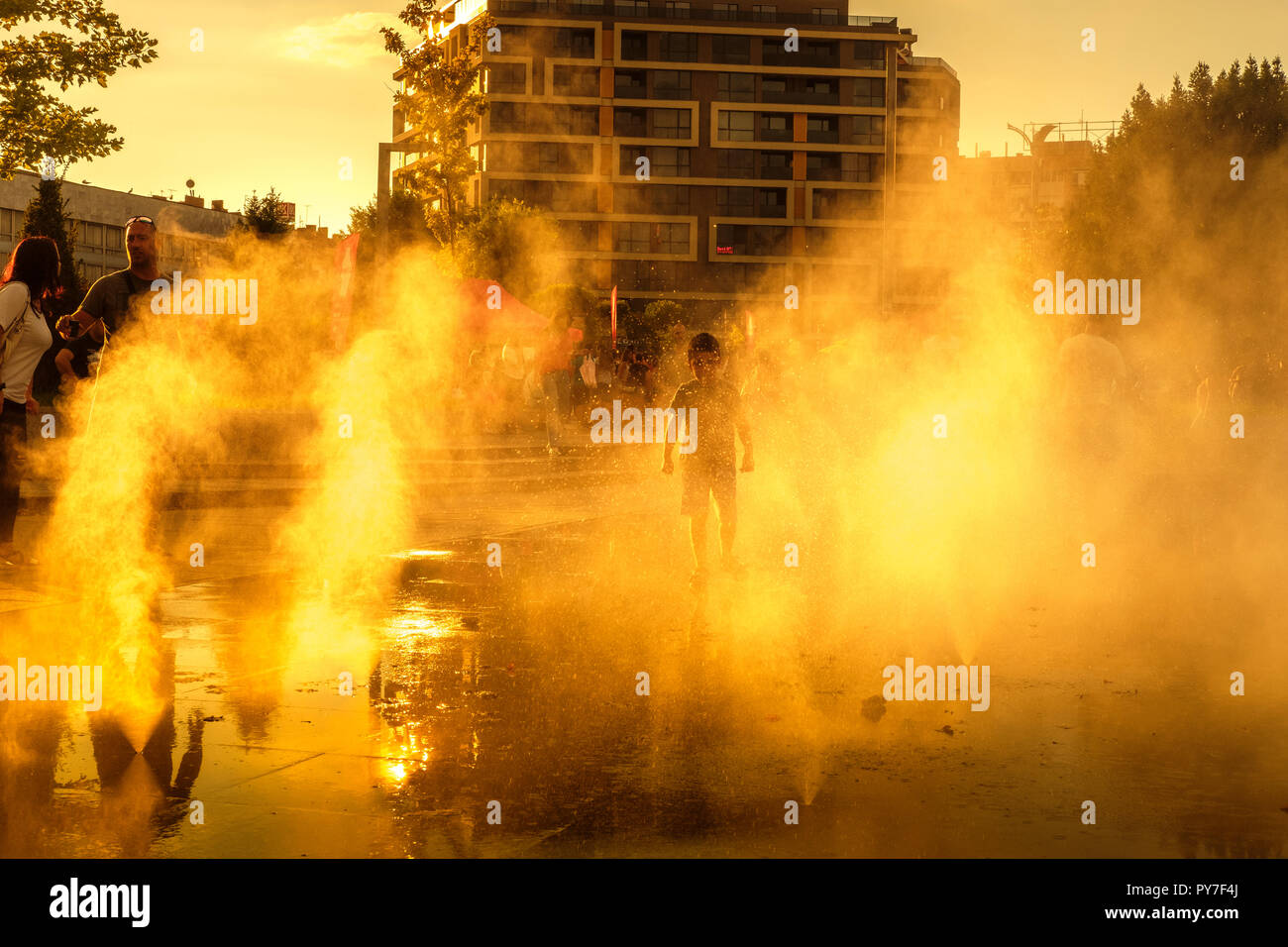 La Bulgaria,Burgas.I bambini a giocare sulla piazza principale "Troikata' su un caldo giorno d'estate. Foto Stock