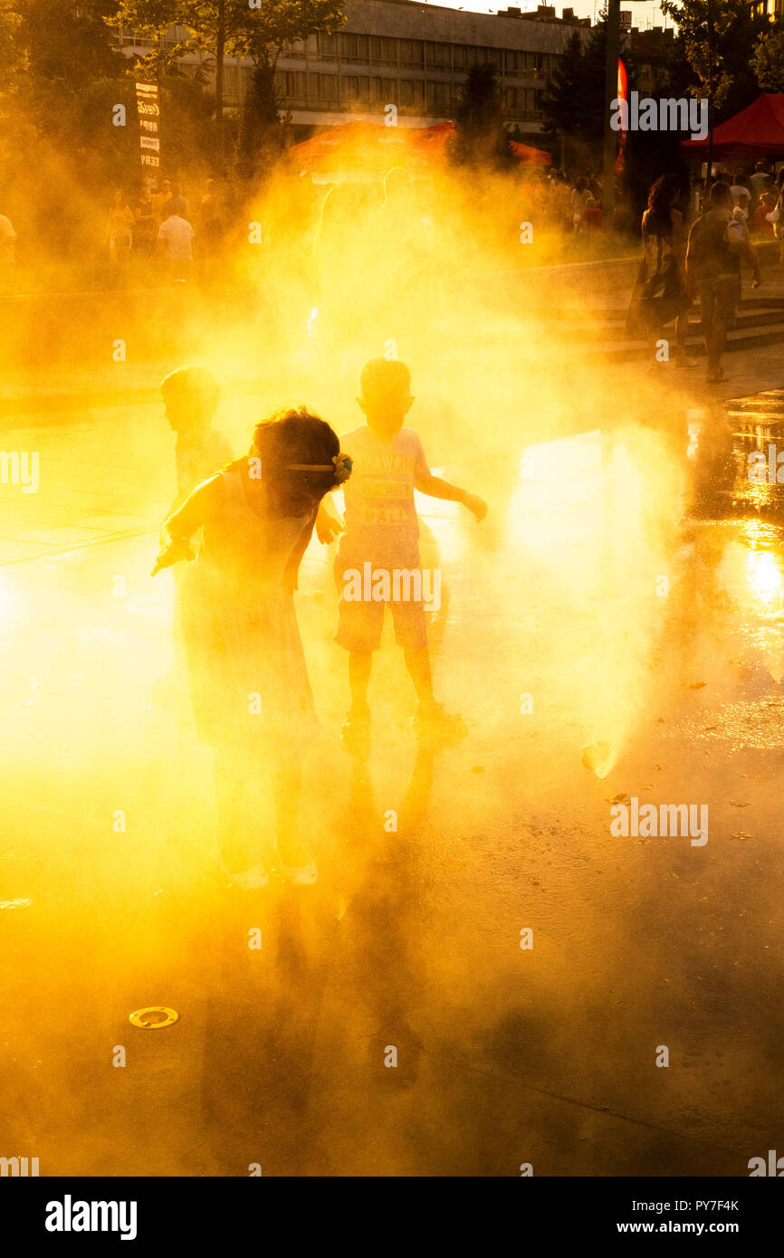 La Bulgaria,Burgas.I bambini a giocare sulla piazza principale "Troikata' su un caldo giorno d'estate. Foto Stock