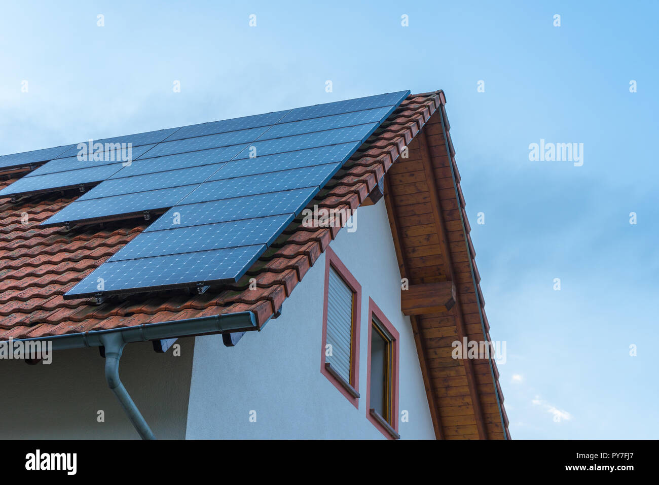 Pannello solare costruzione rosso sul tetto di una casa Foto Stock