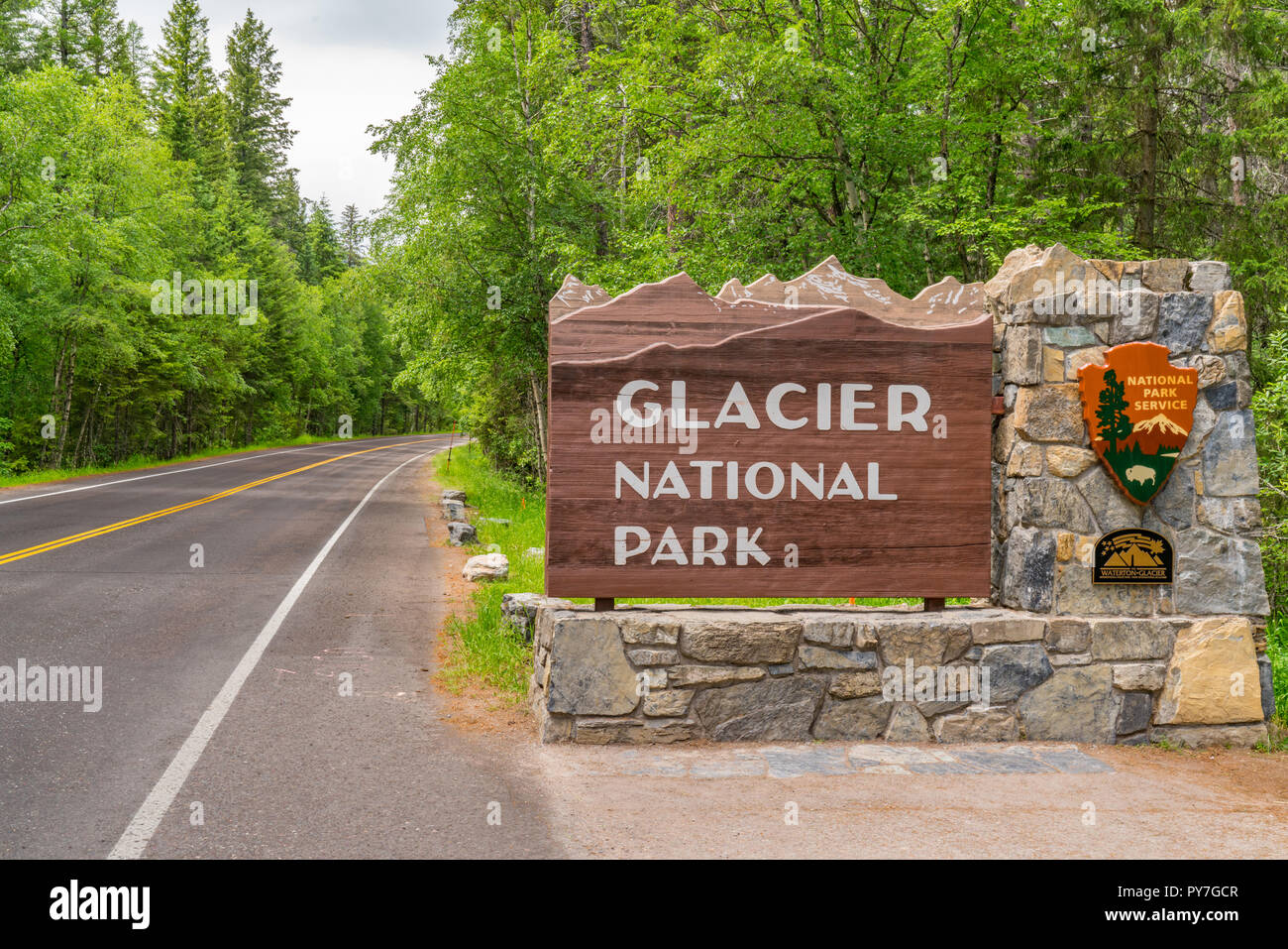 Segno di benvenuto all'ingresso al Parco Nazionale di Glacier, Montana Foto Stock