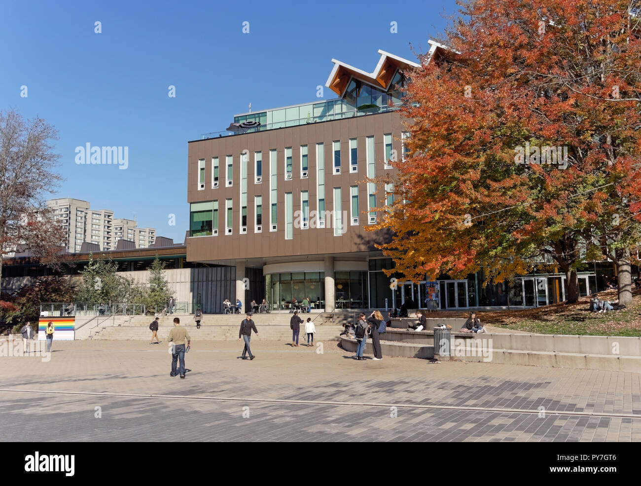 Gli studenti sul campus della University of British Columbia in una giornata di sole in autunno, Vancouver, BC, Canada Foto Stock