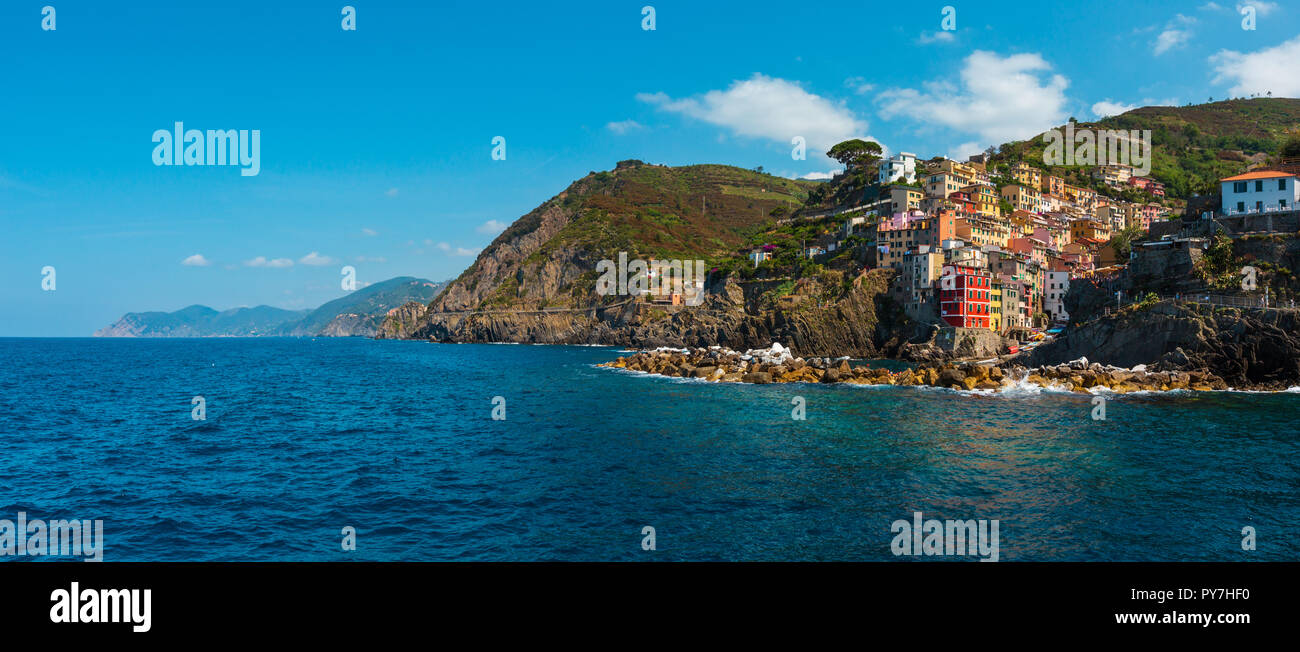 Bella estate Manarola costa vista dalla nave di escursione. Uno di cinque famosi villaggi del Parco Nazionale delle Cinque Terre in Liguria, Italia, betwe sospeso Foto Stock