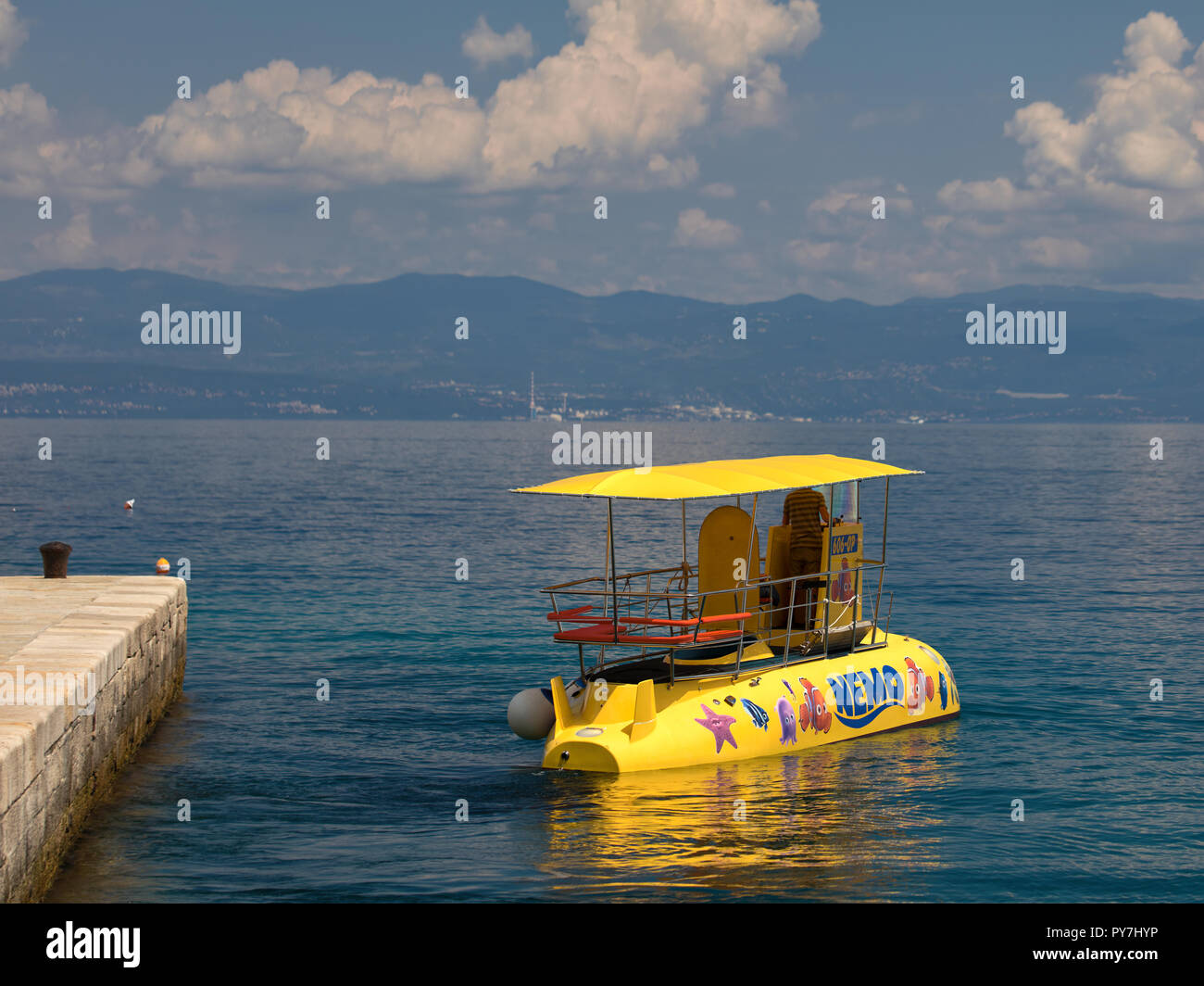 Attrazione giallo barca con fondo di vetro in Moscenicka Draga, Istria, Croazia Foto Stock