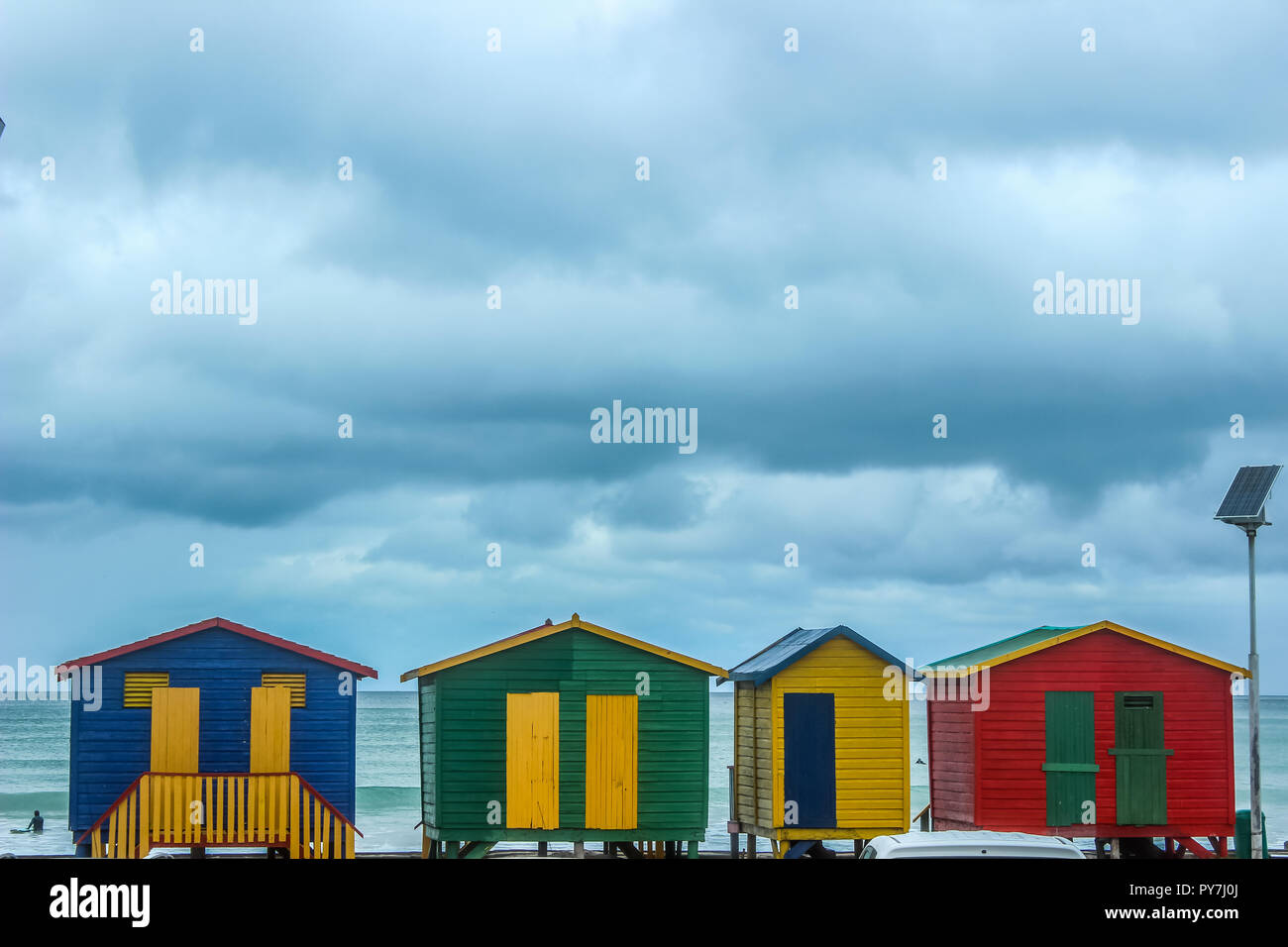 Colorato spogliatoi in St James beach Cape Town Foto Stock