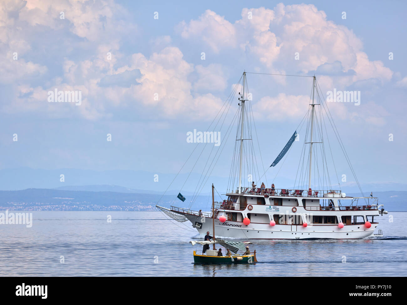 Grande barca vs. piccola barca in Moscenicka Draga, Istria, Croazia Foto Stock