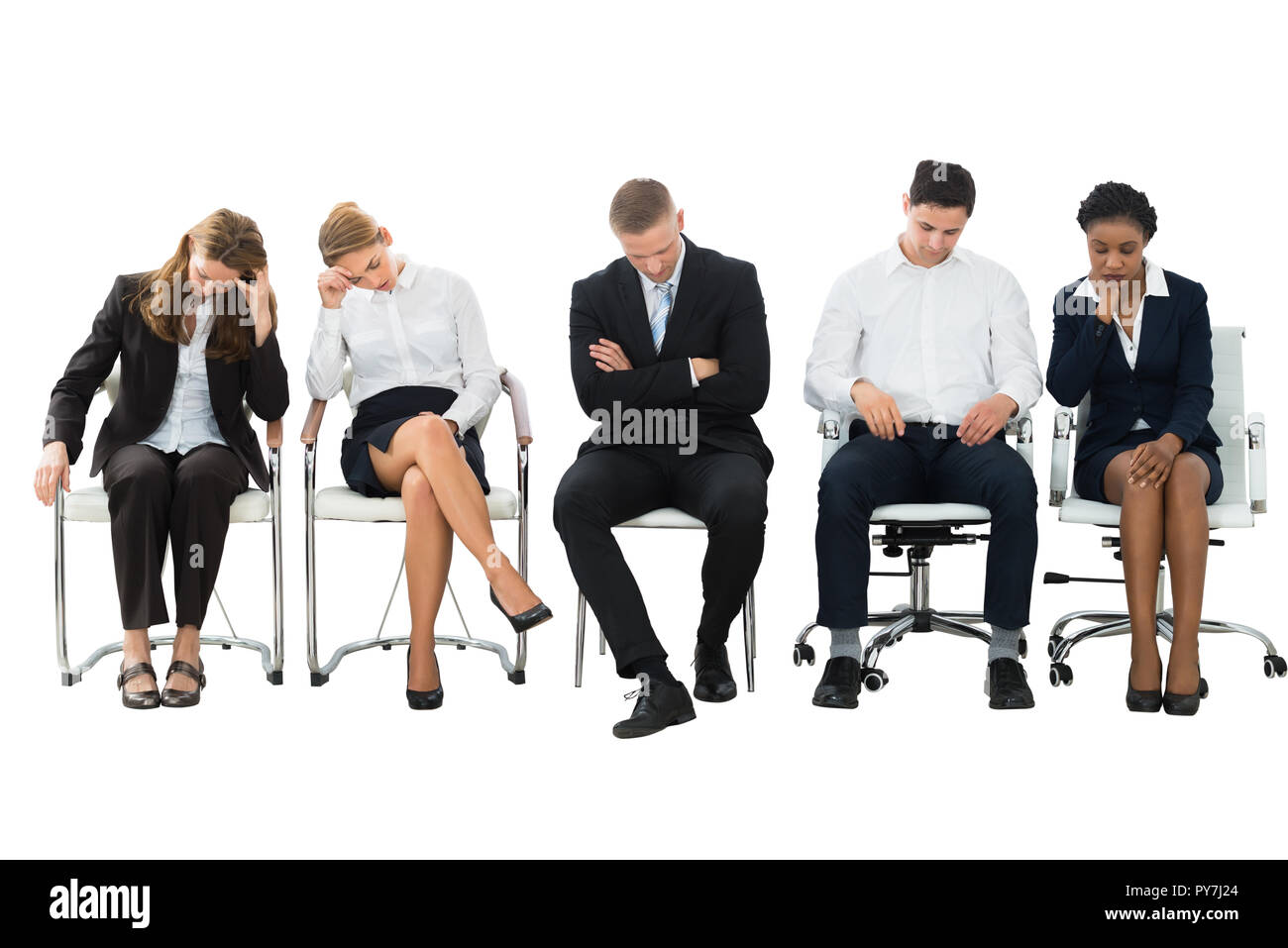 Un gruppo di imprenditori di dormire sulla sedia su sfondo bianco Foto Stock