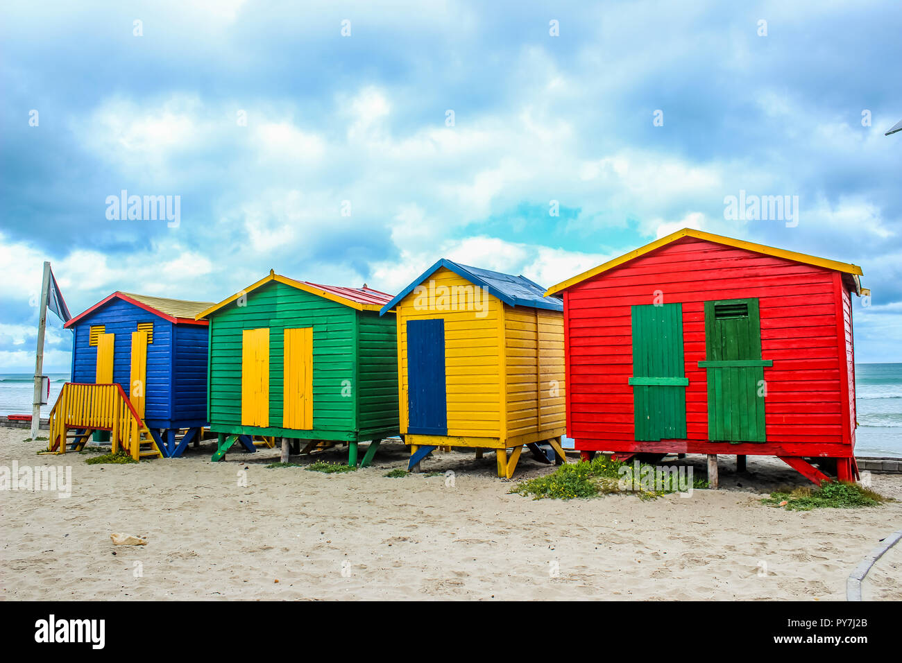 Colorato spogliatoi in St James beach Cape Town Foto Stock