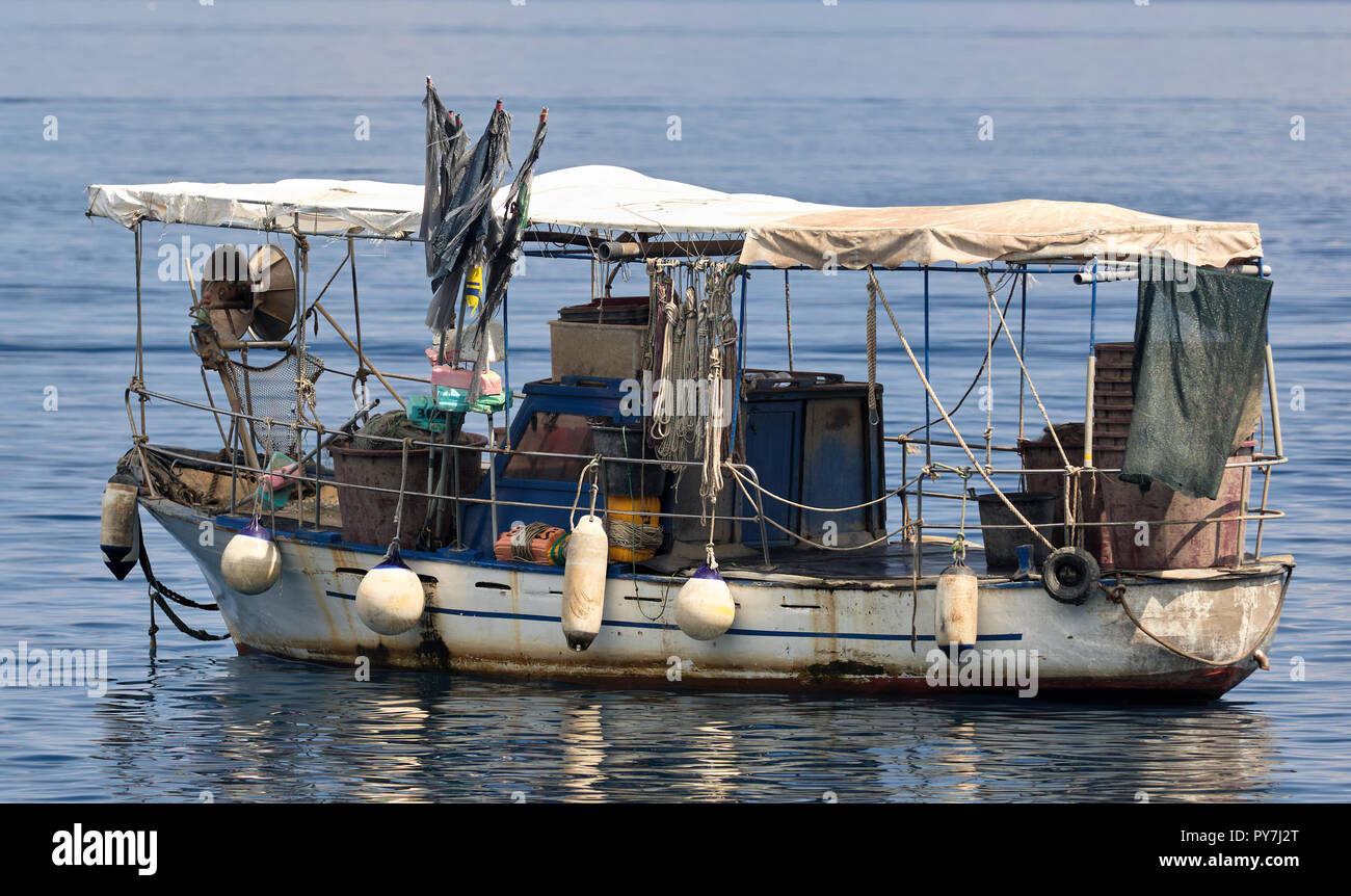 Barca da pesca al di fuori della costa di Moscenicka Draga in Istria, Croazia Foto Stock
