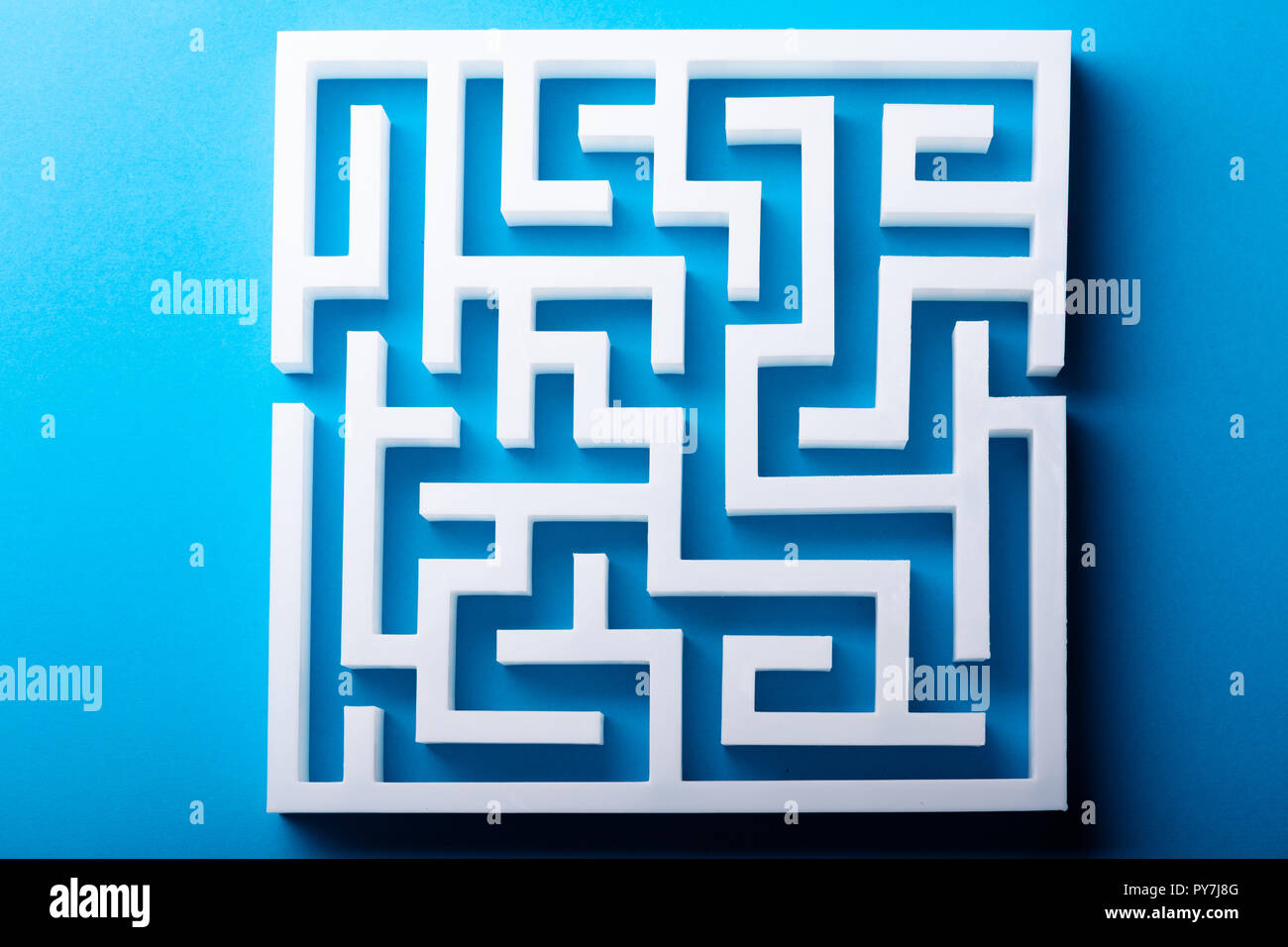 Angolo di Alta Vista del labirinto bianco su sfondo blu Foto Stock