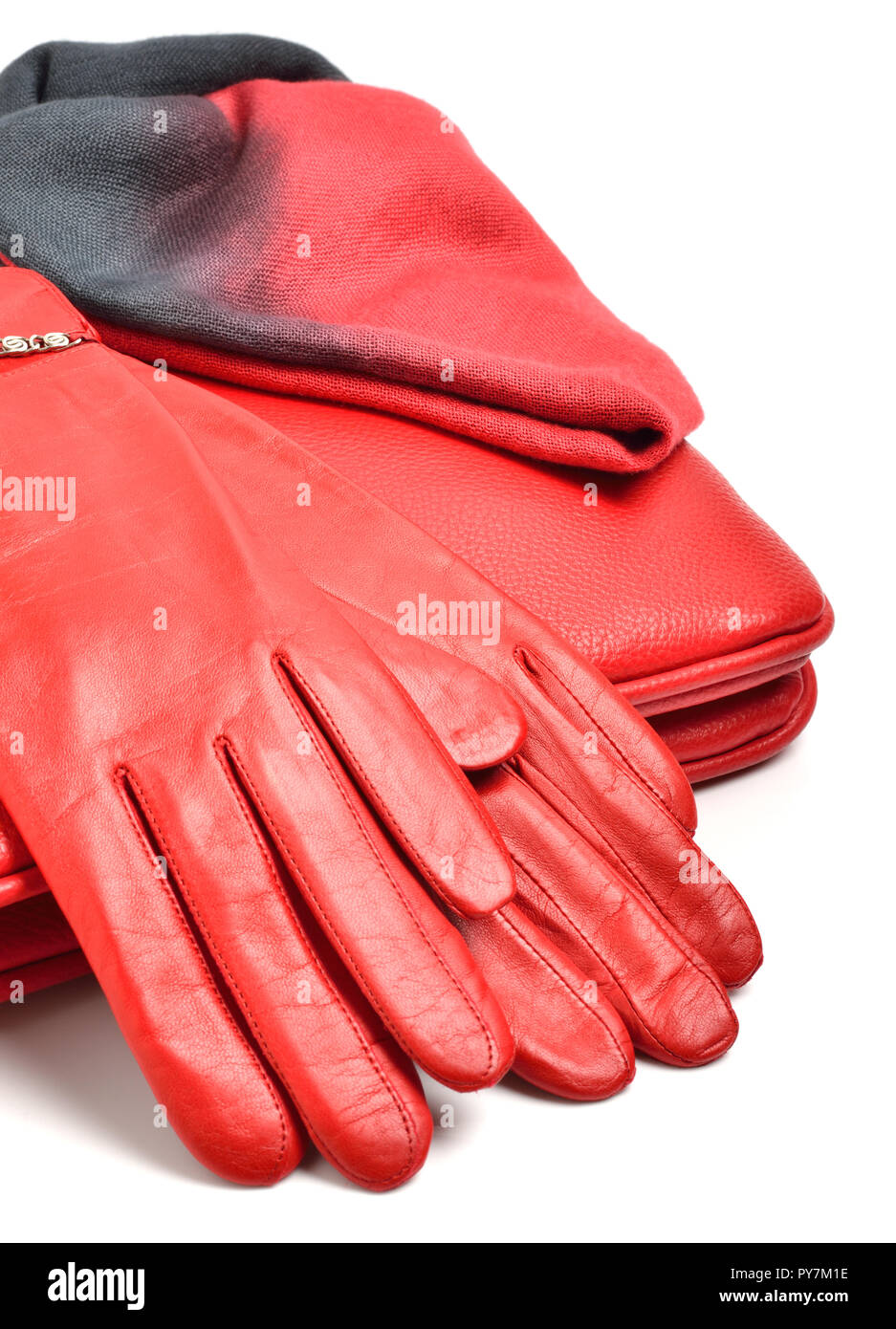 Rosso guanti in pelle, la borsetta e sciarpa isoated su bianco Foto Stock