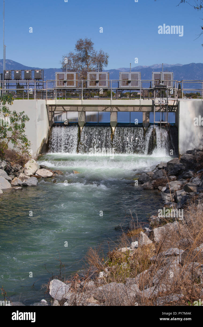 Gate a Rio Hondo diffusione di motivi, il rifornimento di acqua di quartiere - WRD, Pico Rivera, nella contea di Los Angeles Foto Stock