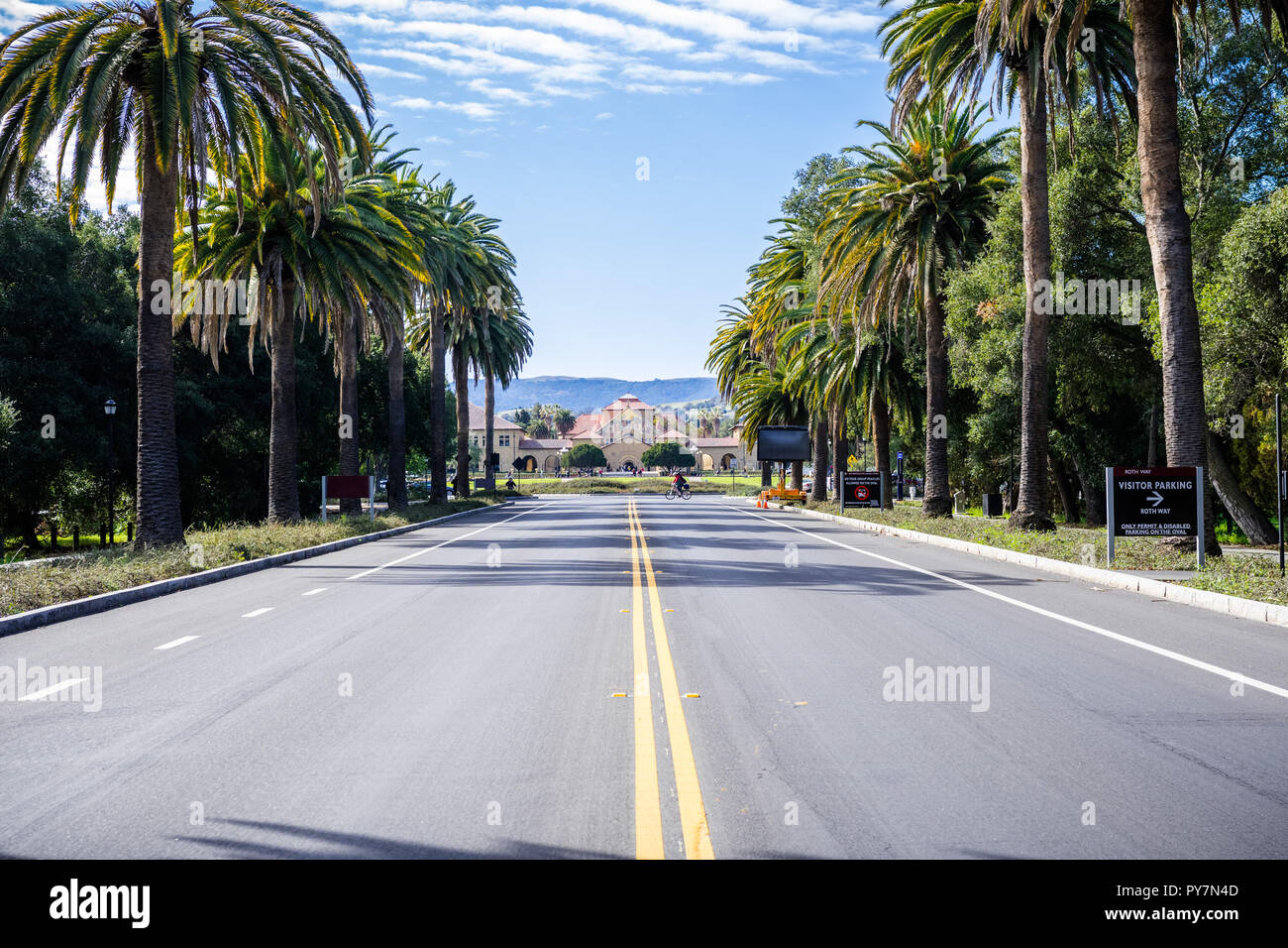 Febbraio 20, 2018 Palo Alto / CA / STATI UNITI D'AMERICA - La strada principale che conduce a Stanford campus, Memorial Church in background; San Francisco Bay Area Foto Stock