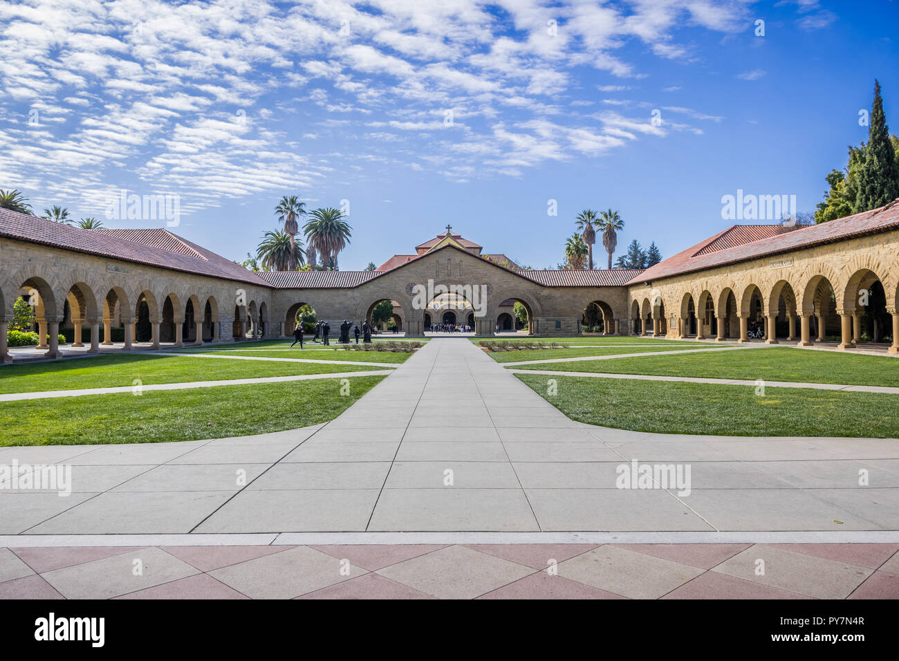 Febbraio 20, 2018 Palo Alto / CA / USA - Ingresso principale Quad presso la Stanford University; la chiesa commemorativa in background; Foto Stock