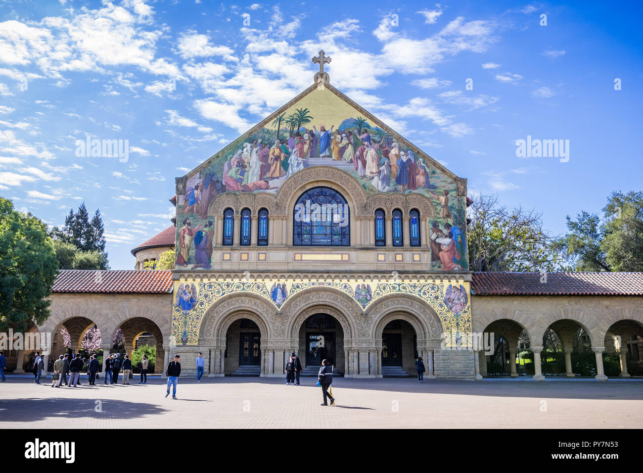Febbraio 20, 2018 Palo Alto / CA / USA - Le persone che visitano la chiesa memoriale presso la Stanford e il principale Quad; San Francisco Bay Area Foto Stock