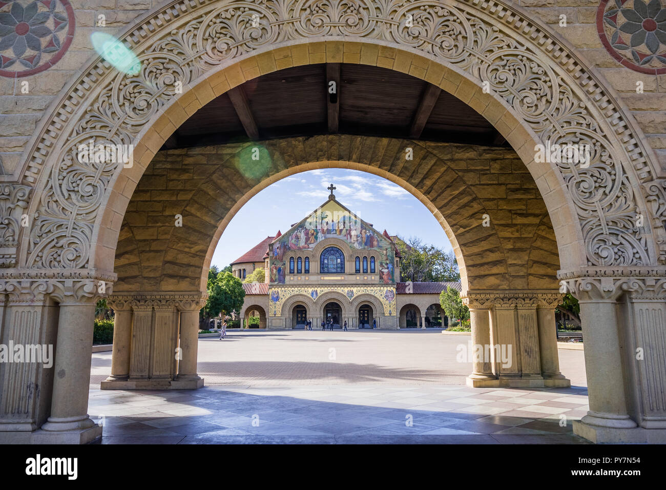 Febbraio 20, 2018 Palo Alto / CA / STATI UNITI D'AMERICA - La Chiesa Commemorativa presso la Stanford visto attraverso un arco sotto il porticato che circonda il principale quad; Foto Stock