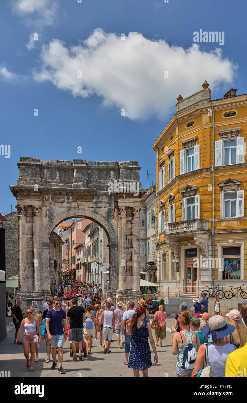 La pietra antica città romana porto di Pola, in Istria, Croazia Foto stock  - Alamy