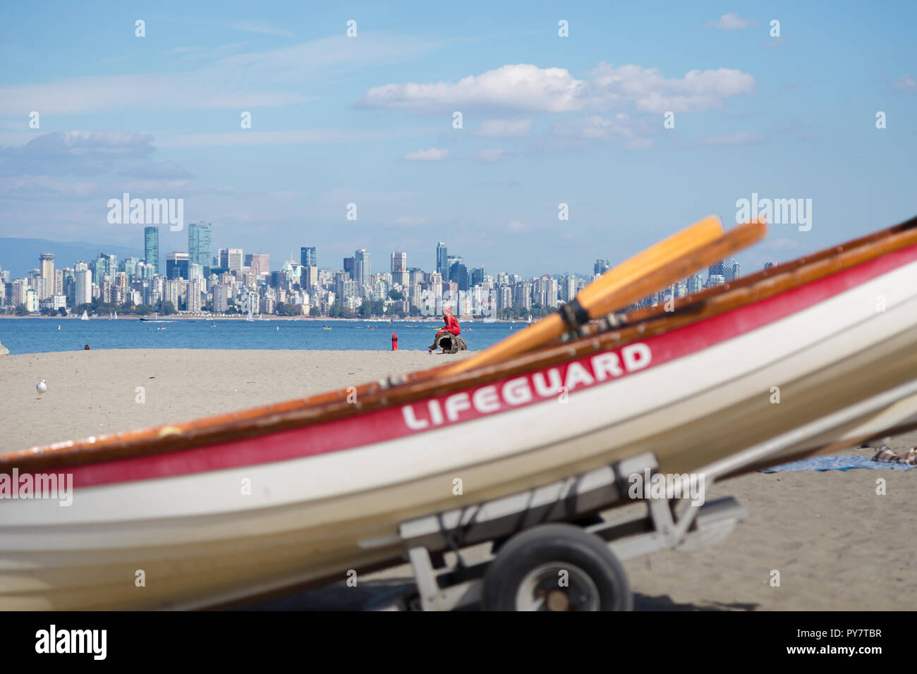 Un bagnino femmina veglia su di nuotatori a Locarno beach, Vancouver Foto Stock