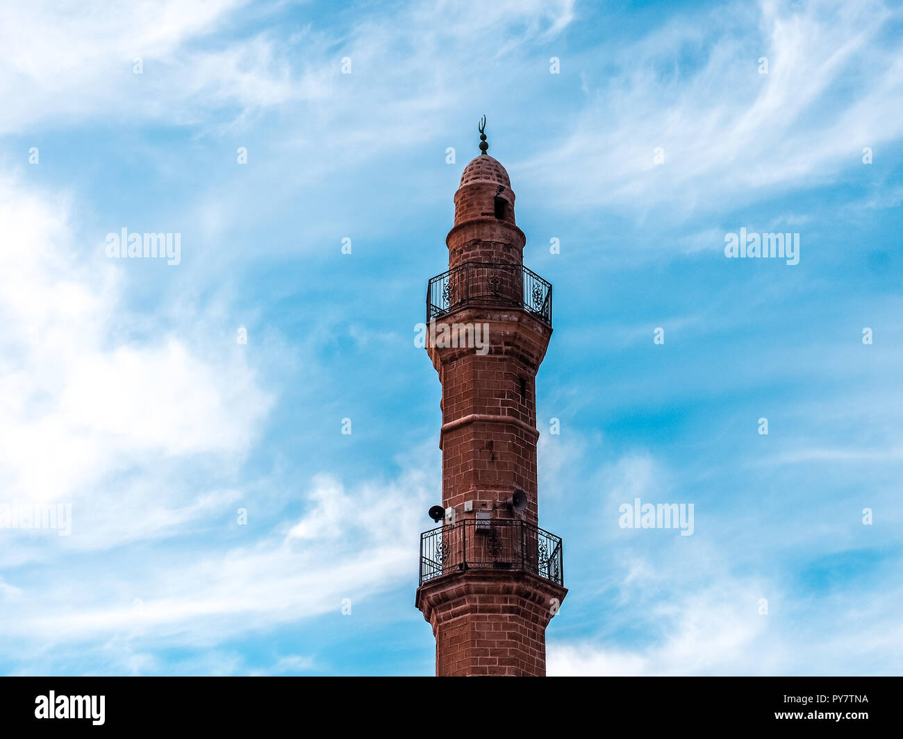 Torre di Bahr moschea o mare sulla moschea blu sullo sfondo del cielo. La città vecchia di Jaffa, Israele. Foto Stock