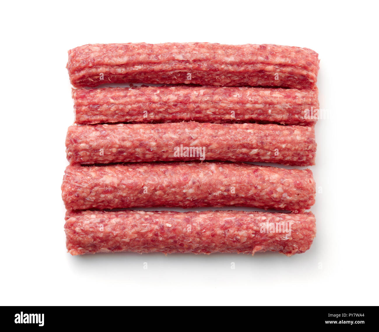 Vista superiore del crudo fresco spiedini di carne di manzo isolato su bianco Foto Stock