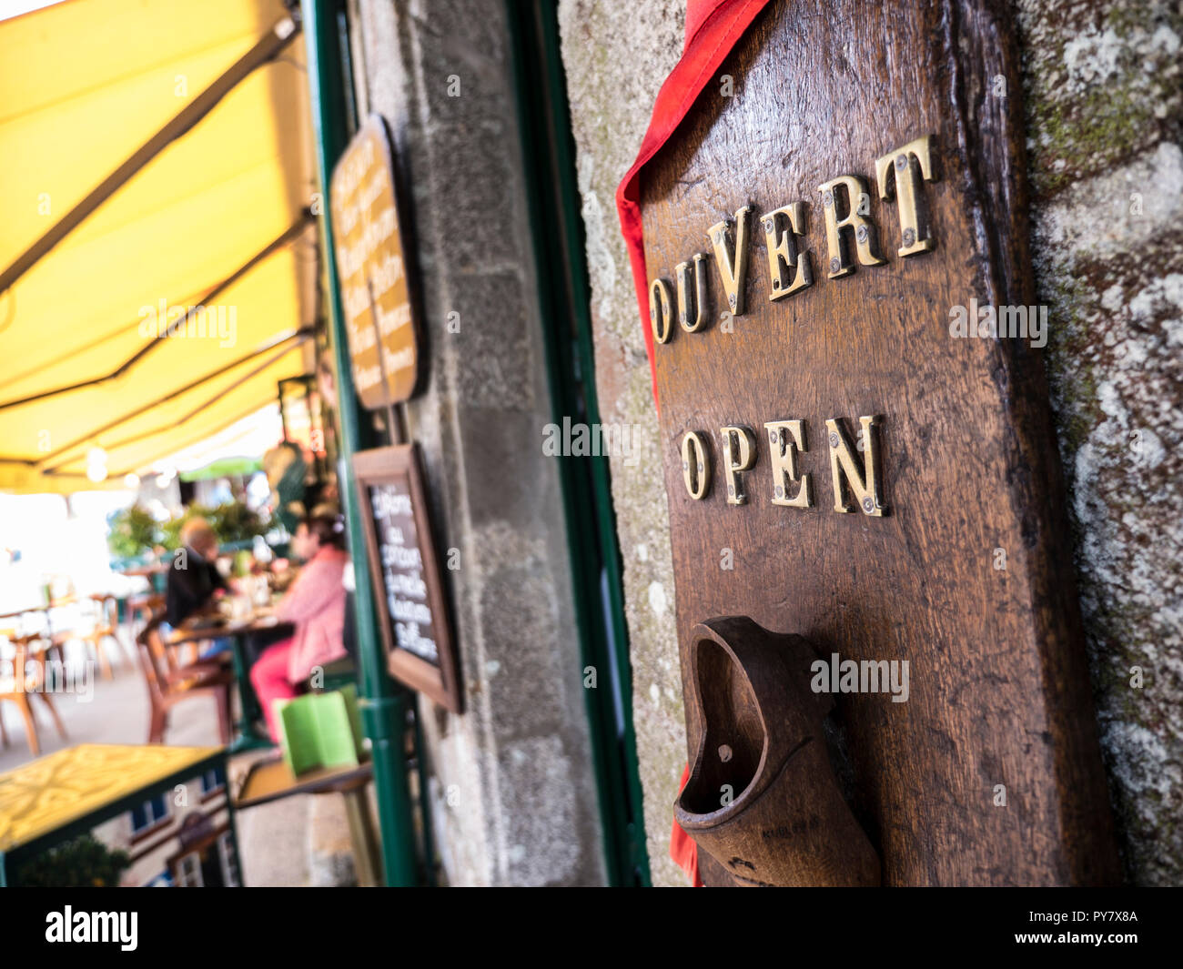 Rustico francese "OUVERT' aprire bi-lingue segno al di fuori di un olandese Café Bar Pasticceria da forno Boulanger nella città vecchia Ville vicino Concarneau Bretagna Francia Foto Stock