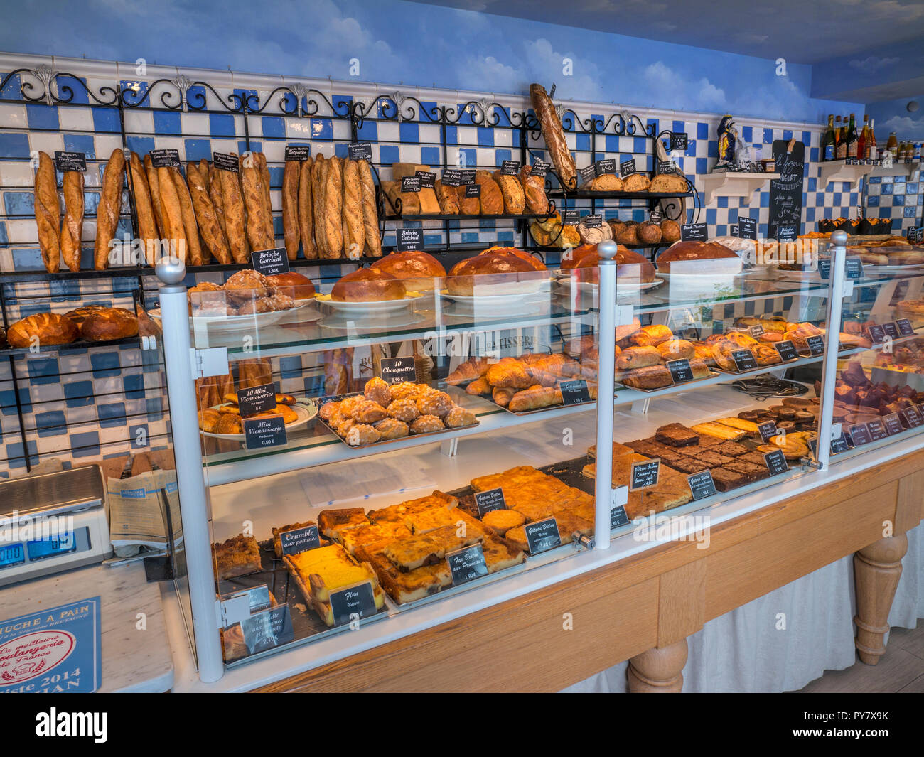 Boulangerie French Patisserie mostra di interni con una varietà di ottimi pane artigianale e dolci etichette di prezzo in euro Vannes Bretagna Francia Foto Stock