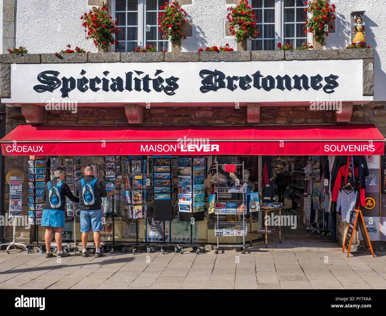 PONT AVEN CITTÀ BRETAGNA FRANCIA Pont-Aven centro commerciale con Moda coordinata coppia di navigazione vacanze cartoline Finistère Bretagna Francia Foto Stock