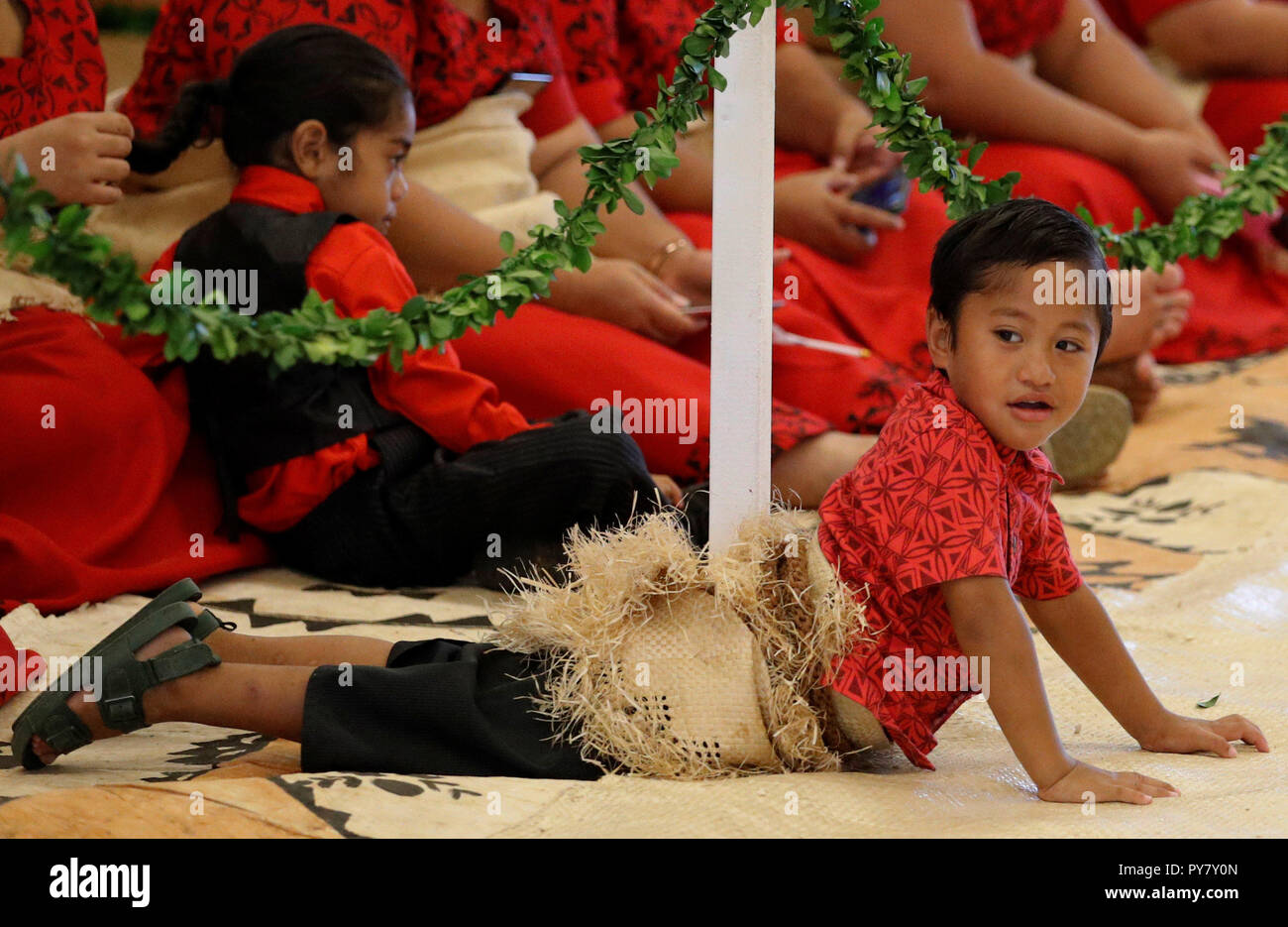 Un bambino gioca sul pavimento come i bambini attendono l arrivo di il Duca e la Duchessa di Sussex per un incontro con Tongan primo ministro Akilisi Pohiva e il suo gabinetto nella seconda giornata della coppia reale della visita in Tonga. Foto Stock Un bambino gioca sul pavimento come i bambini attendono l arrivo di il Duca e la Duchessa di Sussex per un incontro con Tongan primo ministro Akilisi Pohiva e il suo gabinetto nella seconda giornata della coppia reale della visita in Tonga. Foto Stock